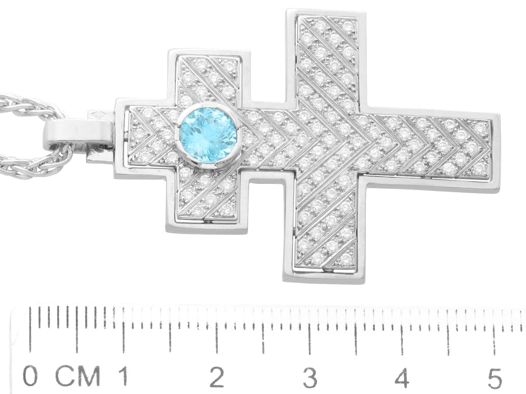 Pendentif croix vintage en or blanc avec aigue-marine et diamants 1,55 carat  en vente 1