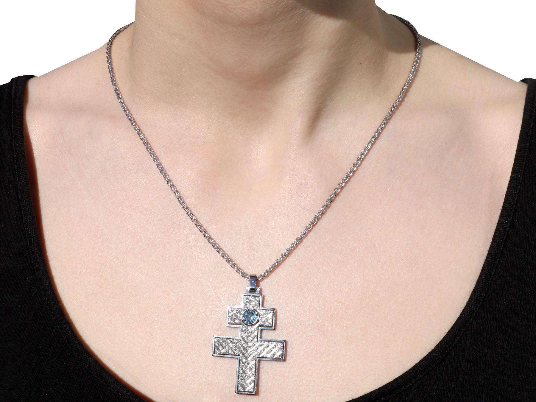 Pendentif croix vintage en or blanc avec aigue-marine et diamants 1,55 carat  en vente 2