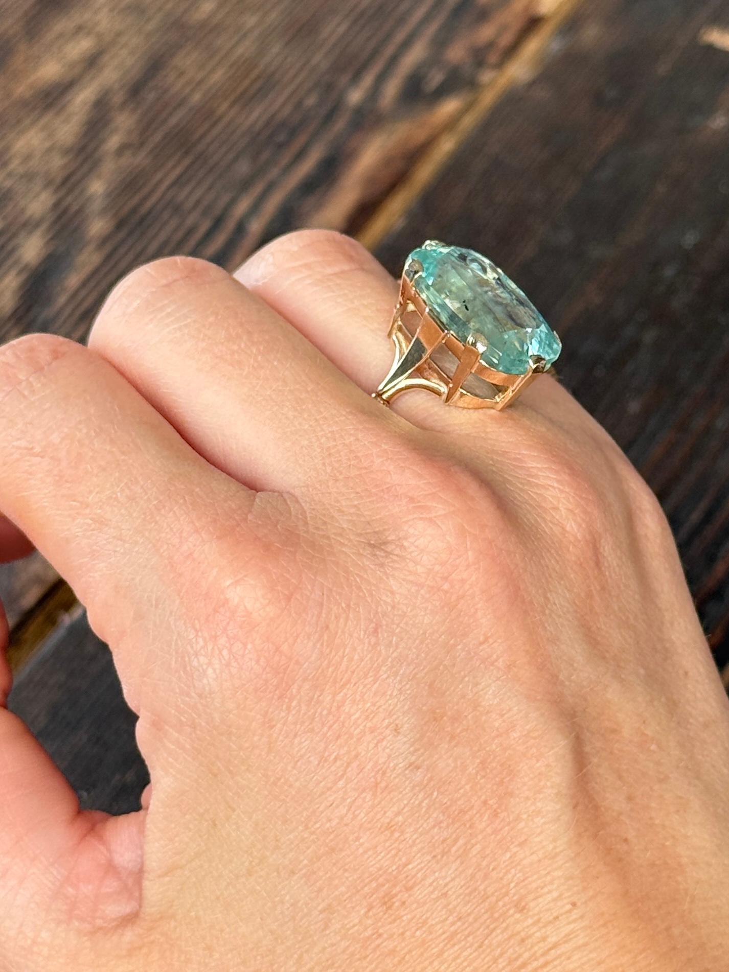Au centre de cette merveilleuse bague trône une magnifique pierre d'aigue-marine. 

Taille de l'anneau : K 1/2 ou 5 1/2 
Dimensions de la pierre : 20x14mm
Hauteur du doigt : 11 mm

Poids : 7,6 g