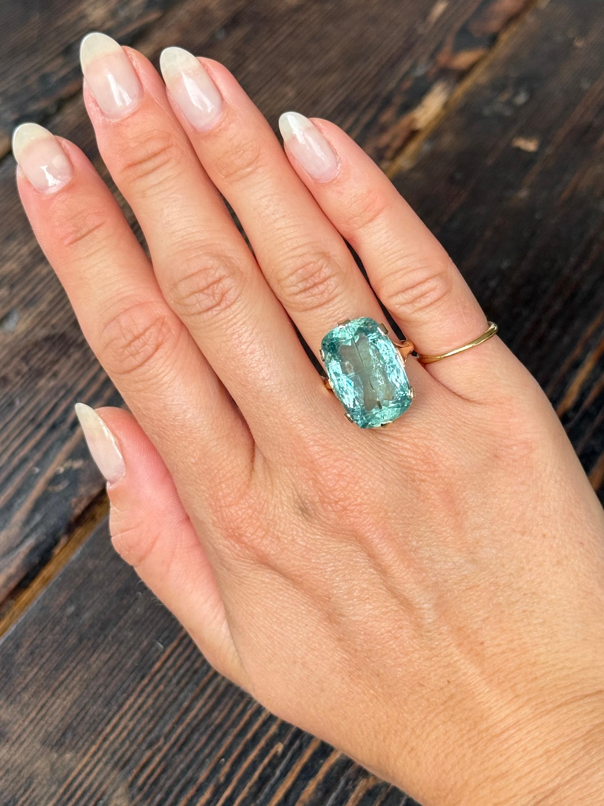 Taille ovale Bague cocktail vintage en aigue-marine et or 9 carats en vente