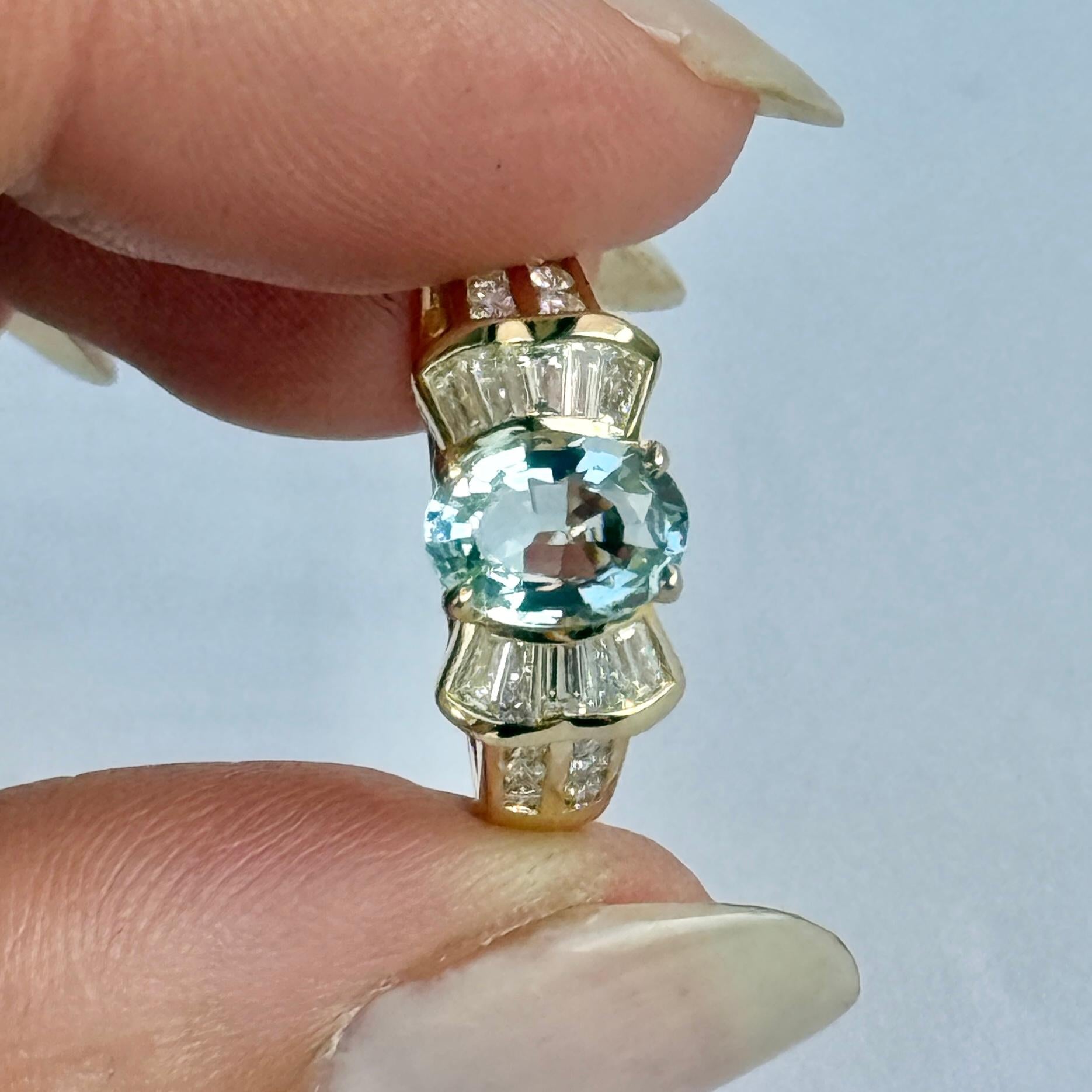 La preciosa piedra aguamarina de este anillo es brillante y tiene diamantes engastados a ambos lados. El aqua mide aproximadamente 80 pts y los diamantes suman 42 pts. El anillo está modelado en oro de 18 quilates.

Tamaño del anillo: K 1/2 o 5 1/2