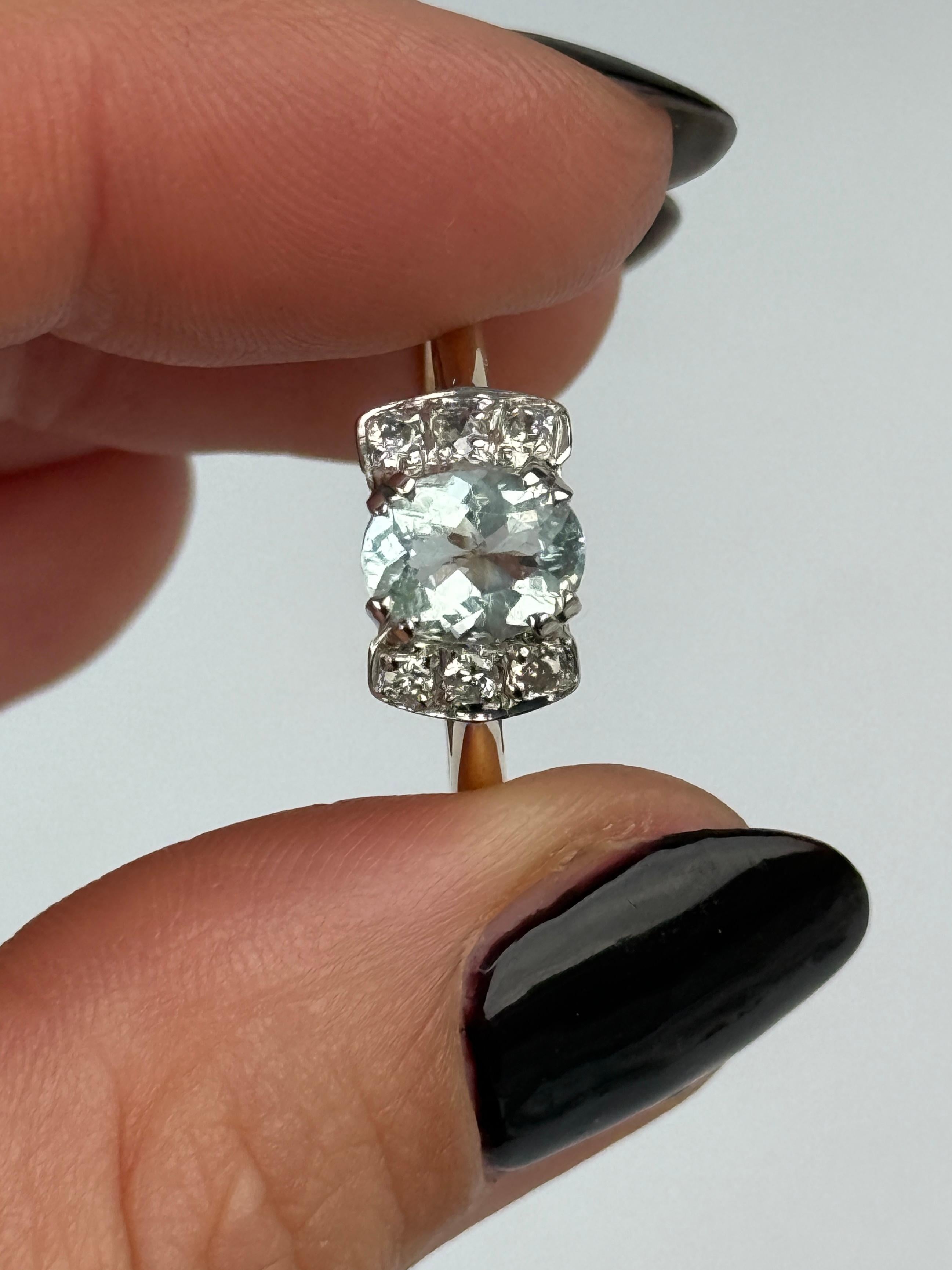 Der wunderschöne Aquamarin in diesem Ring leuchtet hell und ist auf beiden Seiten mit Diamanten in Trios besetzt. Der Aqua misst ca. 80 pts und die Diamanten insgesamt 18 pts. Der Ring ist aus 18 Karat Gold modelliert. 

Ringgröße: N 1/2 oder