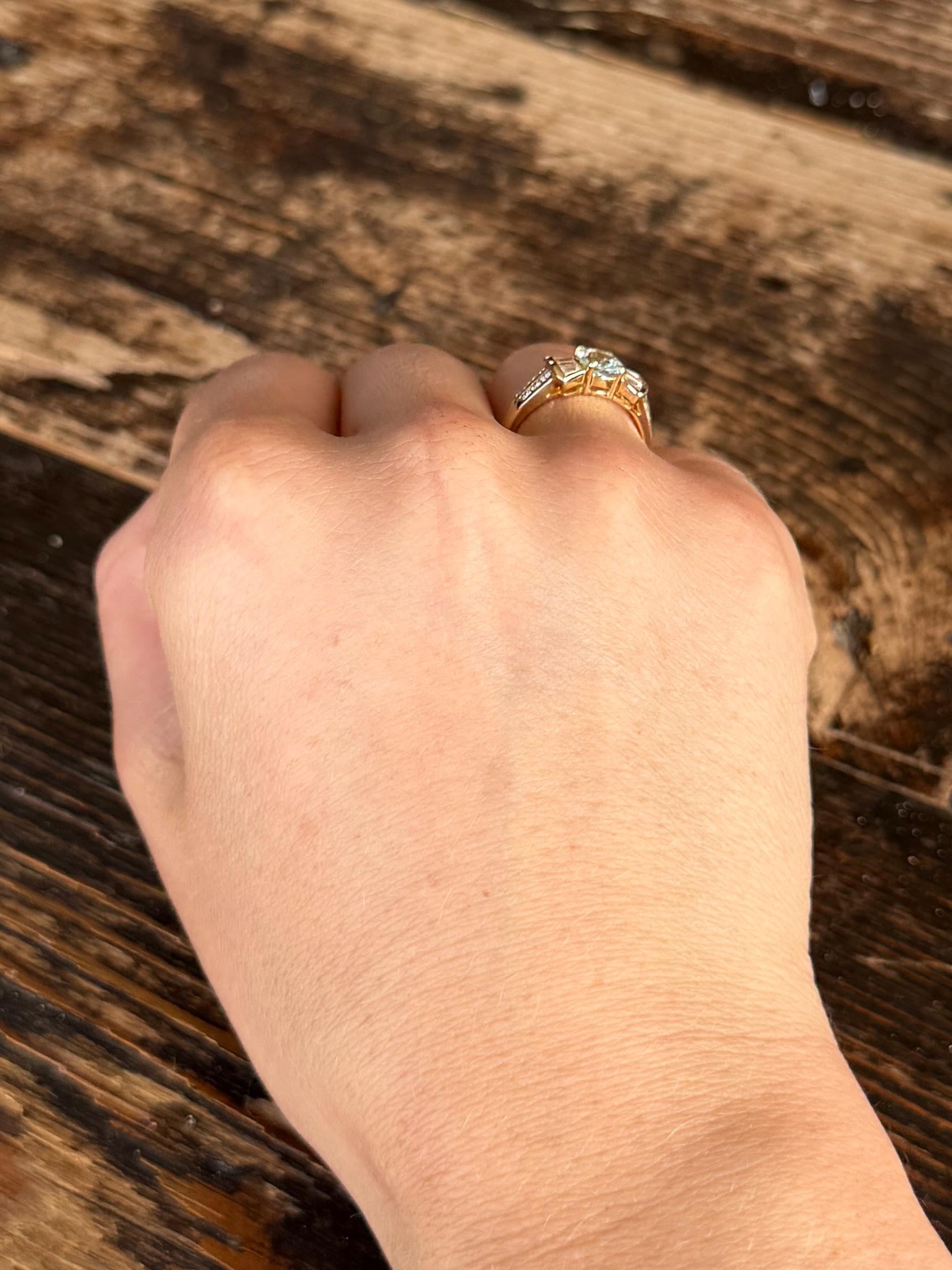 Anillo solitario vintage de oro de 18 quilates con aguamarina y diamantes Corte oval en venta
