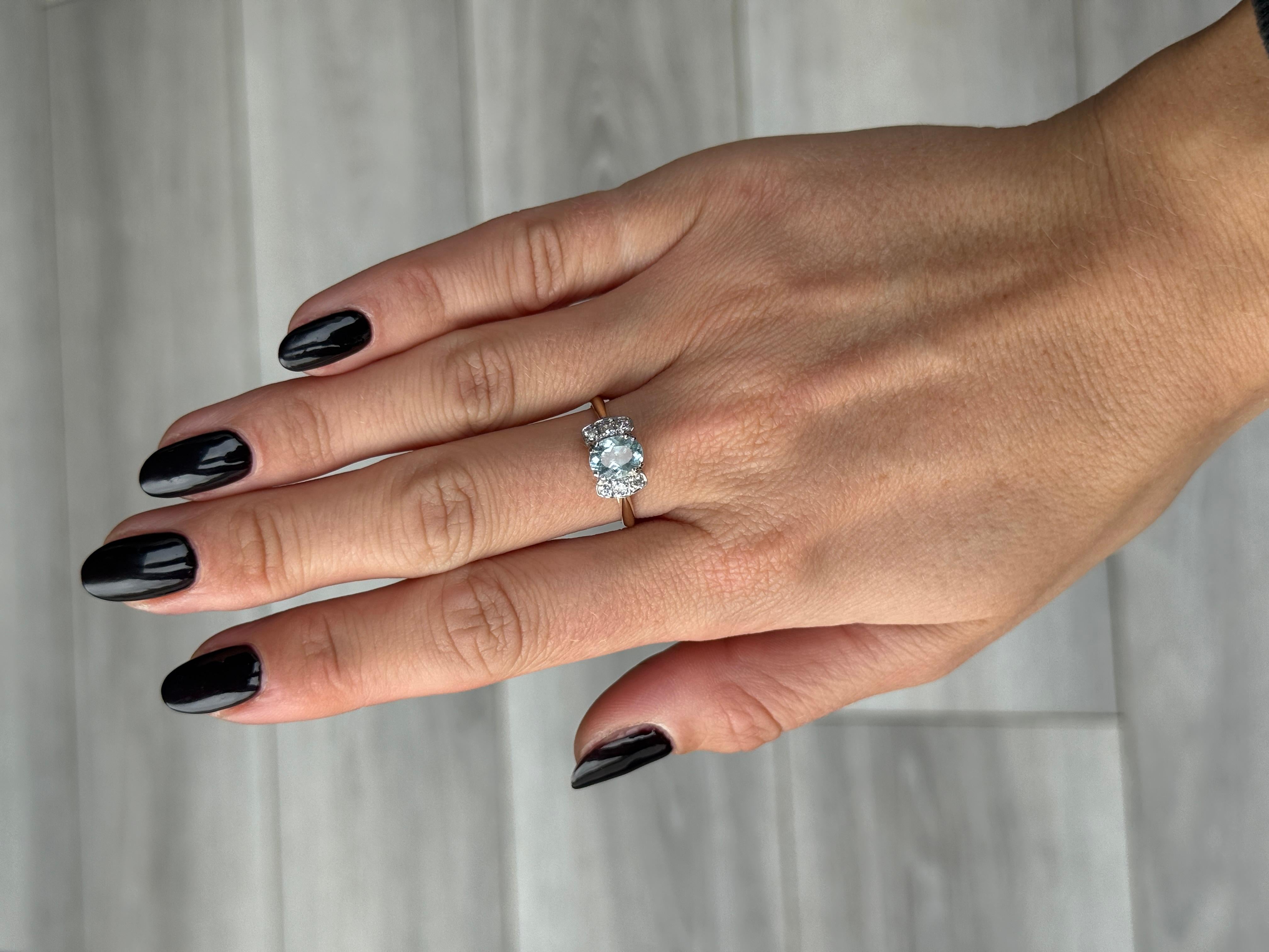 18 Karat Gold Solitär-Ring mit Aquamarin und Diamant (Ovalschliff) im Angebot