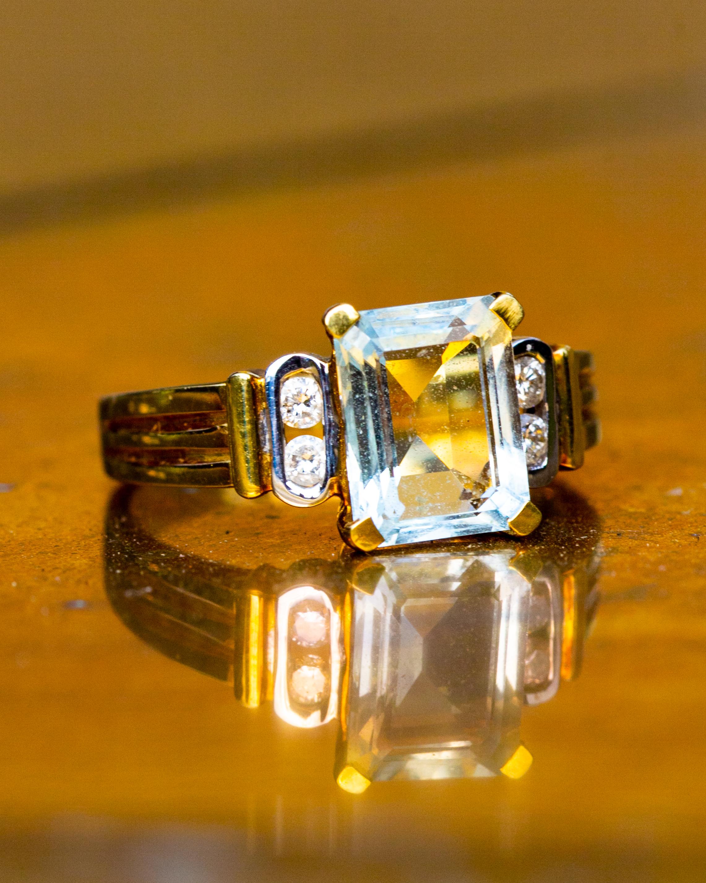 Anillo solitario vintage de oro de 18 quilates con aguamarina y diamantes en Excelente Estado en Chipping Campden, GB