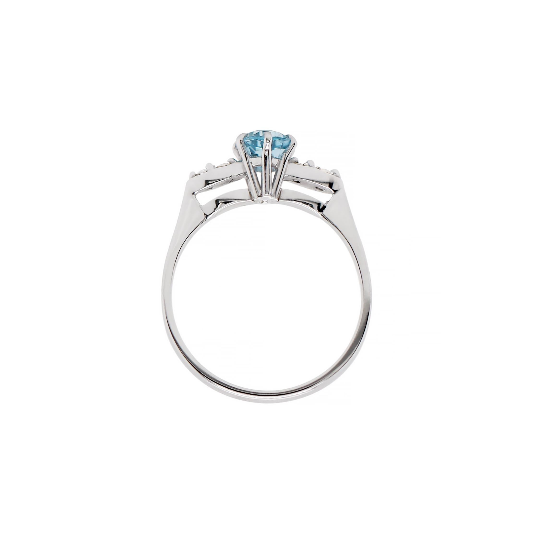 Vintage Aquamarine and Diamond 18 Carat White Gold Ring In Excellent Condition In London, GB