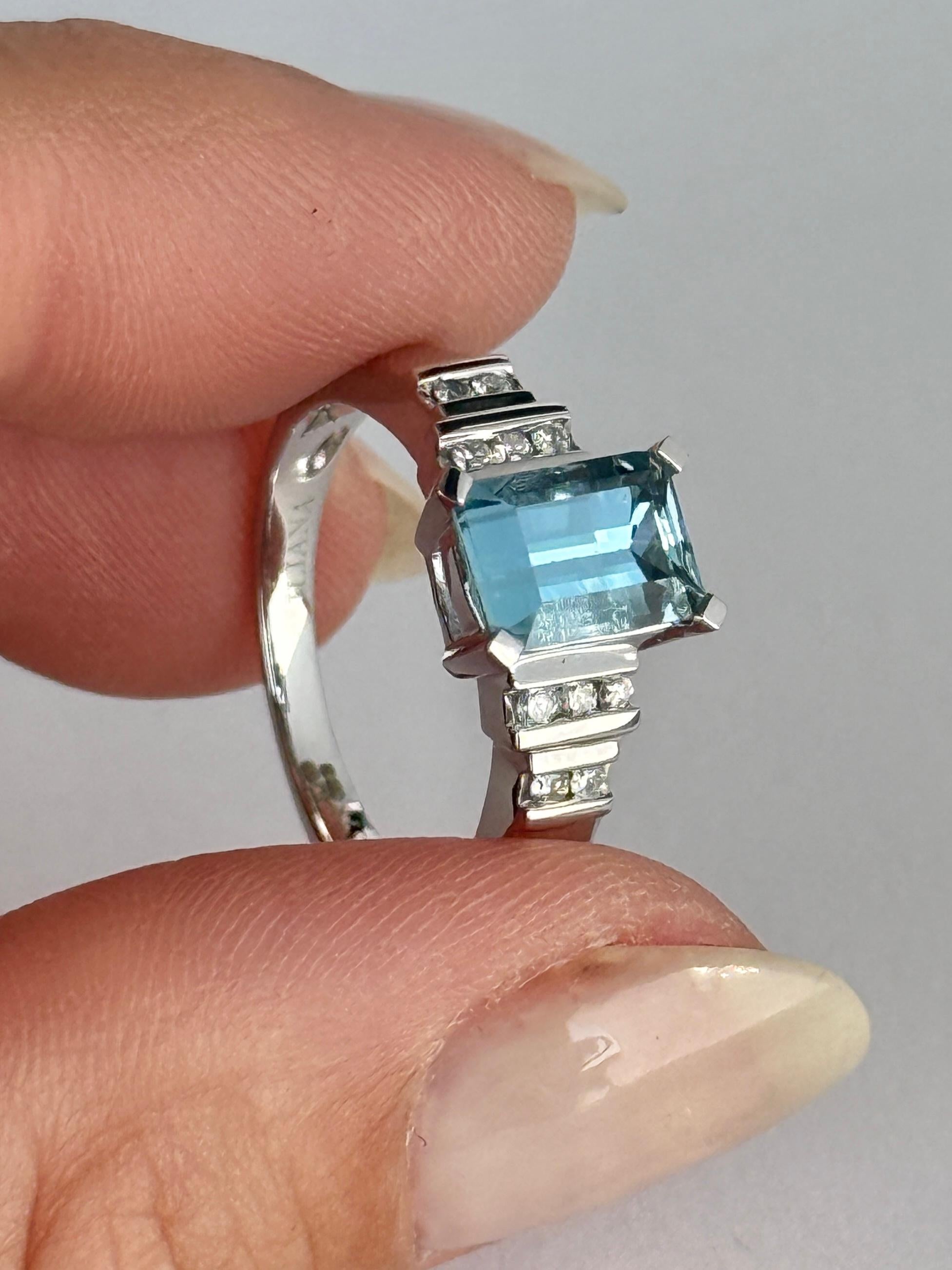 Vintage Aquamarine and Diamond 18 Carat White Gold Solitaire Ring In Good Condition For Sale In Chipping Campden, GB
