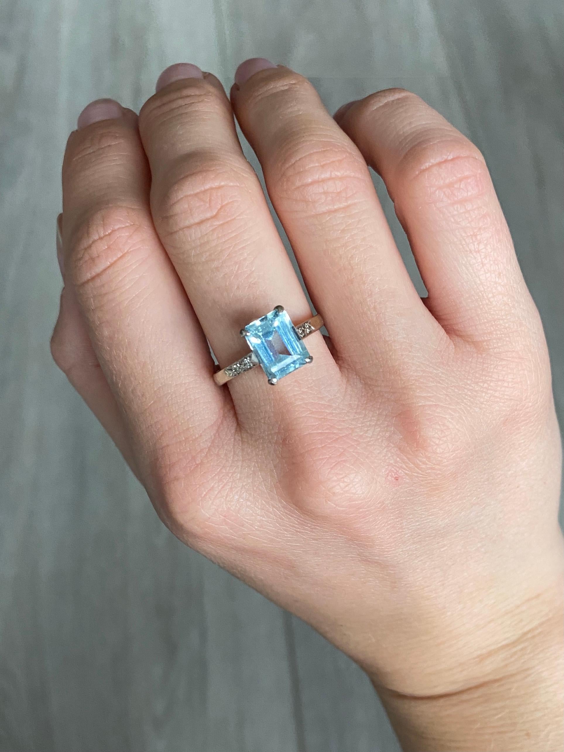 Vintage Aquamarine and Diamond 18 Carat White Gold Solitaire Ring In Good Condition In Chipping Campden, GB