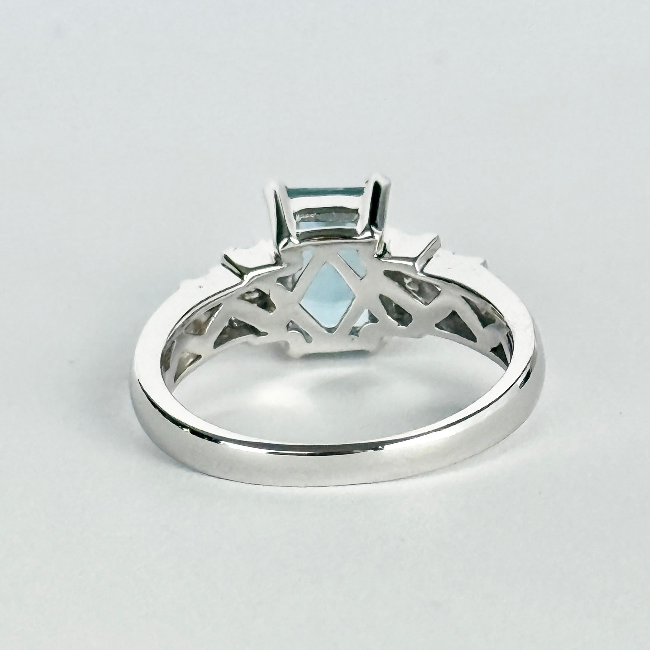 Women's Vintage Aquamarine and Diamond 18 Carat White Gold Solitaire Ring For Sale