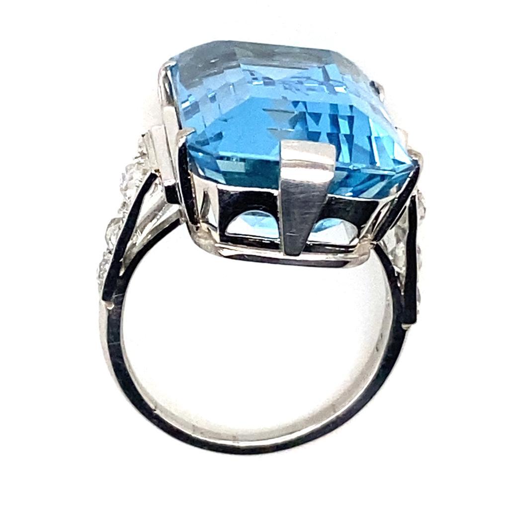 Vintage Aquamarine and Diamond Cocktail Ring, Circa 1960 In Good Condition For Sale In London, GB