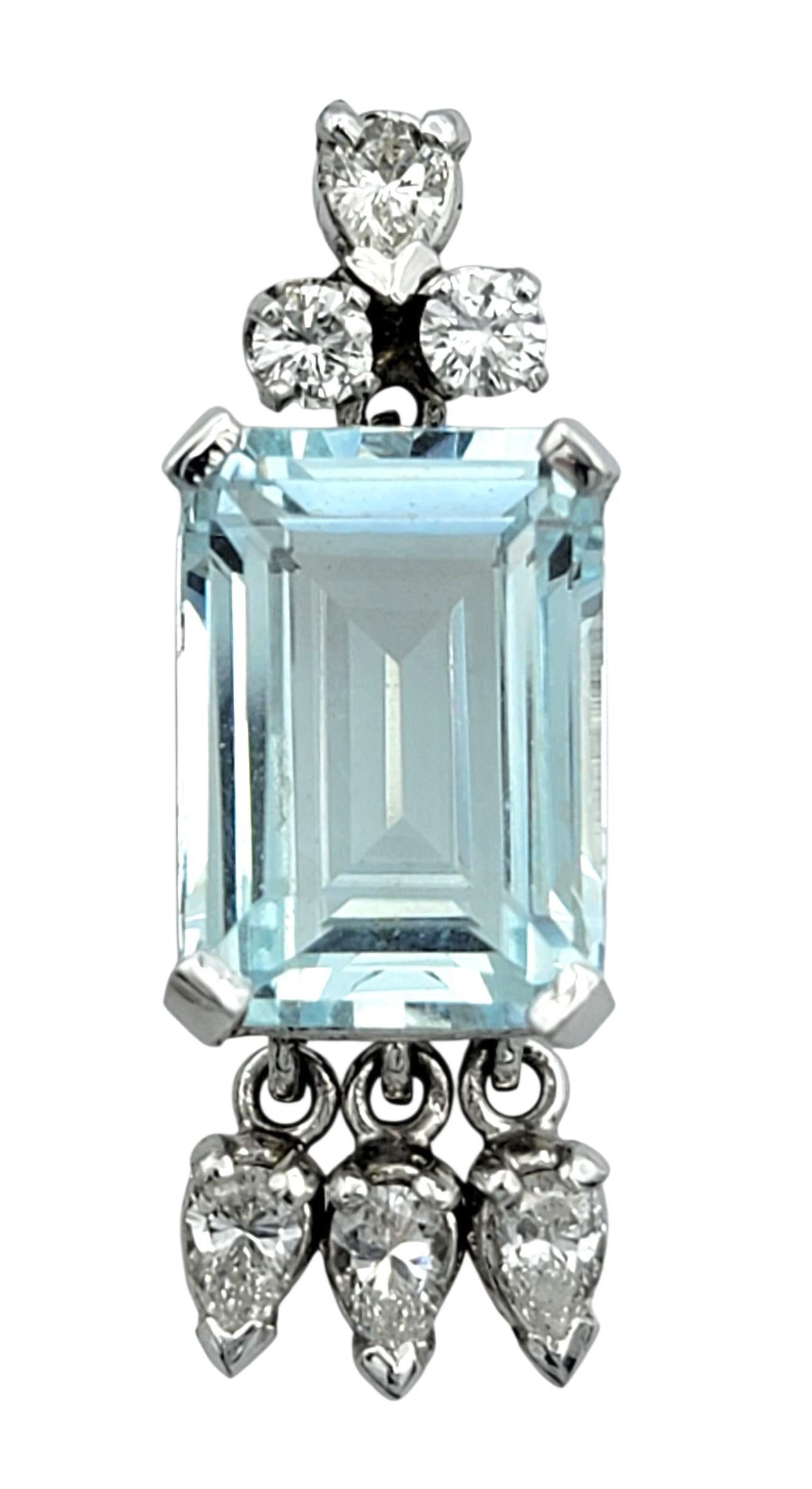Diese exquisiten Vintage-Ohrringe sind mit zwei auffälligen Aquamarinen im Smaragdschliff verziert, die jeweils einen ruhigen, hellblauen Farbton ausstrahlen, der die Essenz der raffinierten Eleganz einfängt. Die kühnen Mittelsteine werden von