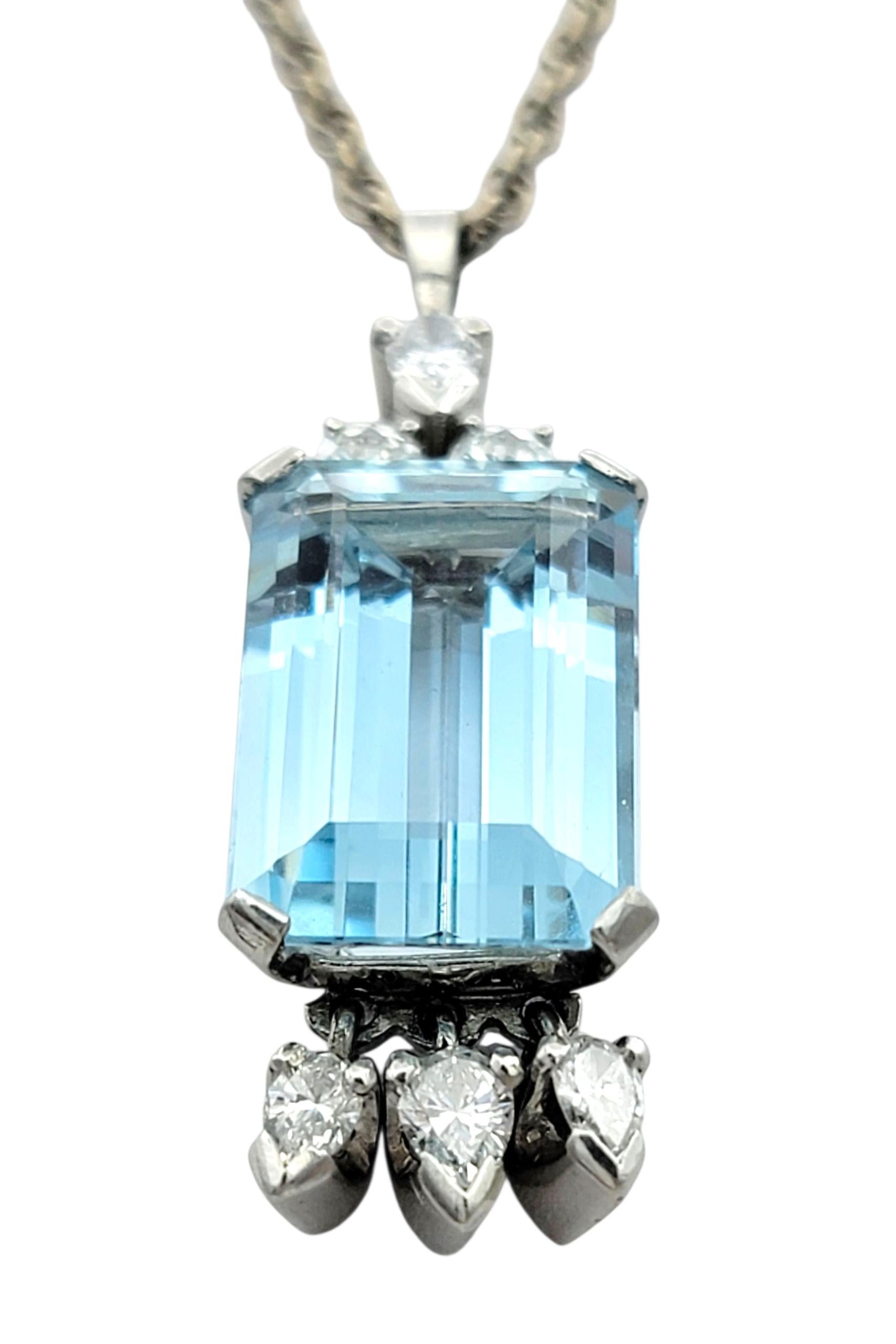Una atrevida aguamarina talla esmeralda ancla este impresionante collar colgante con su cautivador tono azul claro. La limpia geometría de la piedra central se realza con la adición de diamantes redondos y en forma de pera, creando una silueta