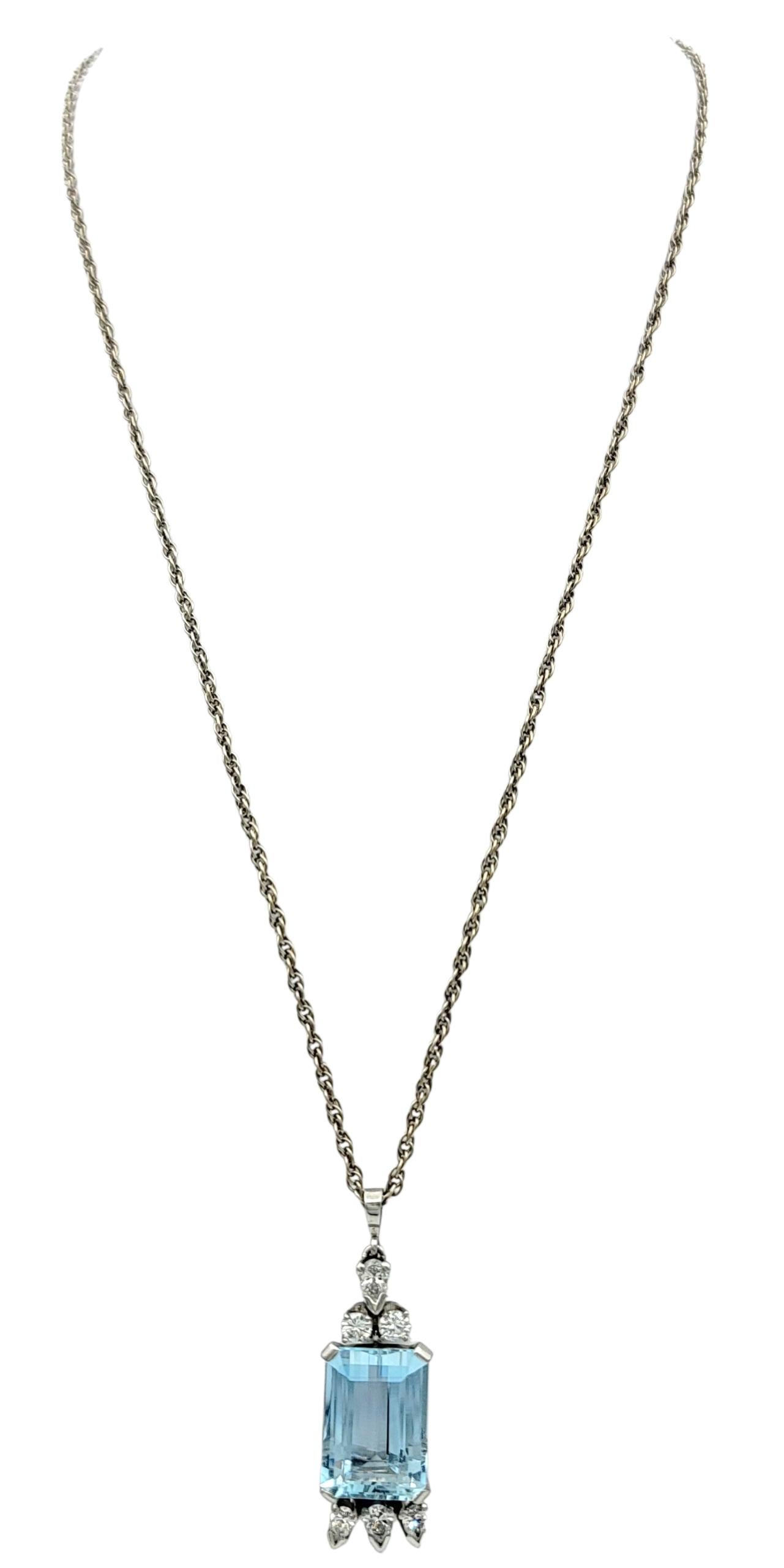 Collar Colgante Vintage Aguamarina y Diamantes Oro Blanco 14 Kilates y Platino Corte esmeralda en venta