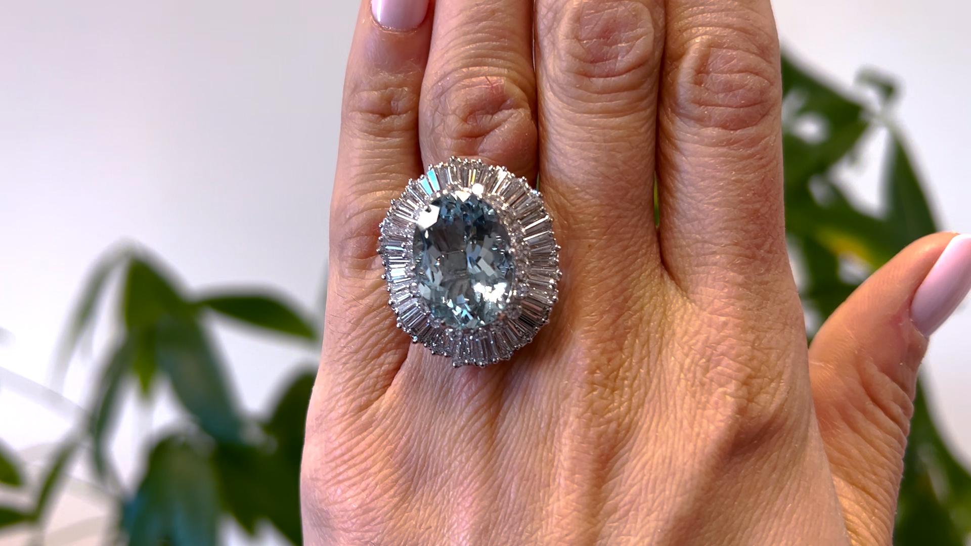 Platin-Ballerina-Ring mit Aquamarin und Diamant (Ovalschliff)