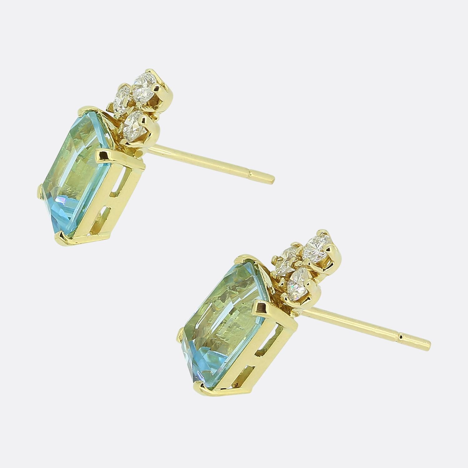 Hier haben wir ein Paar Vintage-Aquamarin und Diamant-Ohrstecker. Jeder Ohrring ist aus 18 Karat Gelbgold gefertigt und beherbergt einen Aquamarin im Smaragdschliff, über dem drei Diamanten sitzen.

Zustand:Gebraucht (Sehr gut)
Gesamtgewicht: 3,6