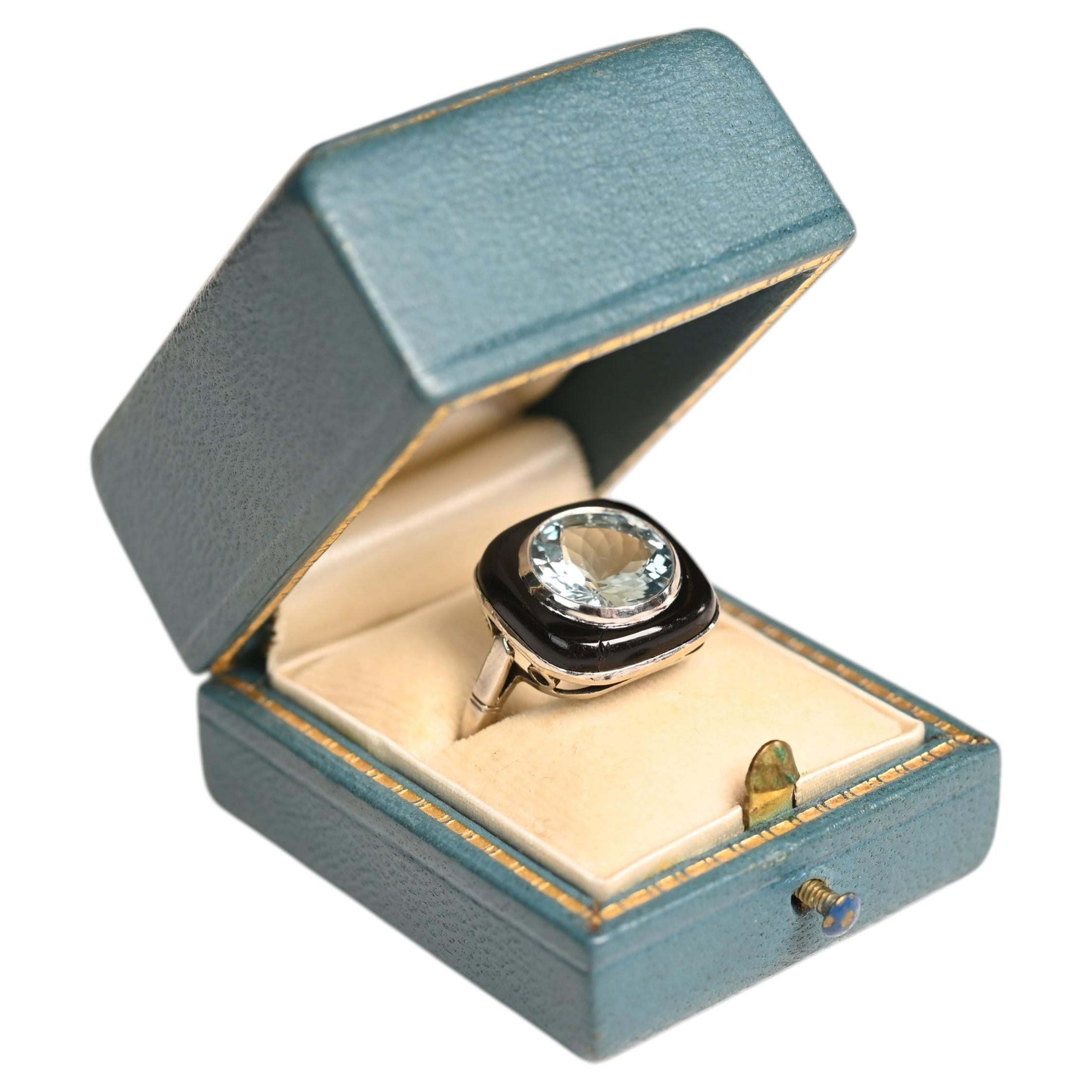 Bague vintage en aigue-marine et onyx. Bague en or blanc 18 carats avec halo d'aigue-marine ronde de 3 ct.