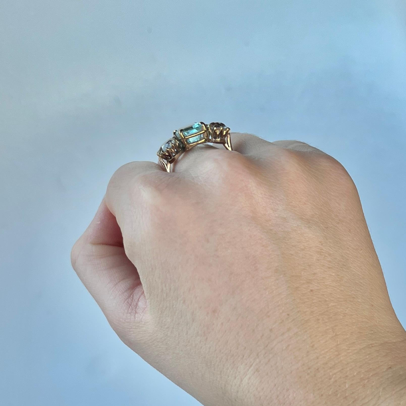 Der wunderschöne Aquastein in diesem Ring ist hell und hat einen 4pt Diamanten auf beiden Seiten. Der Aqua misst etwa 3.5 Karat. Der Ring ist aus 9 Karat Gold modelliert.

Ring Größe: M 1/2 oder 6 1/2 
Stein Abmessungen: 11x9mm
Höhe ohne Finger: 6,5