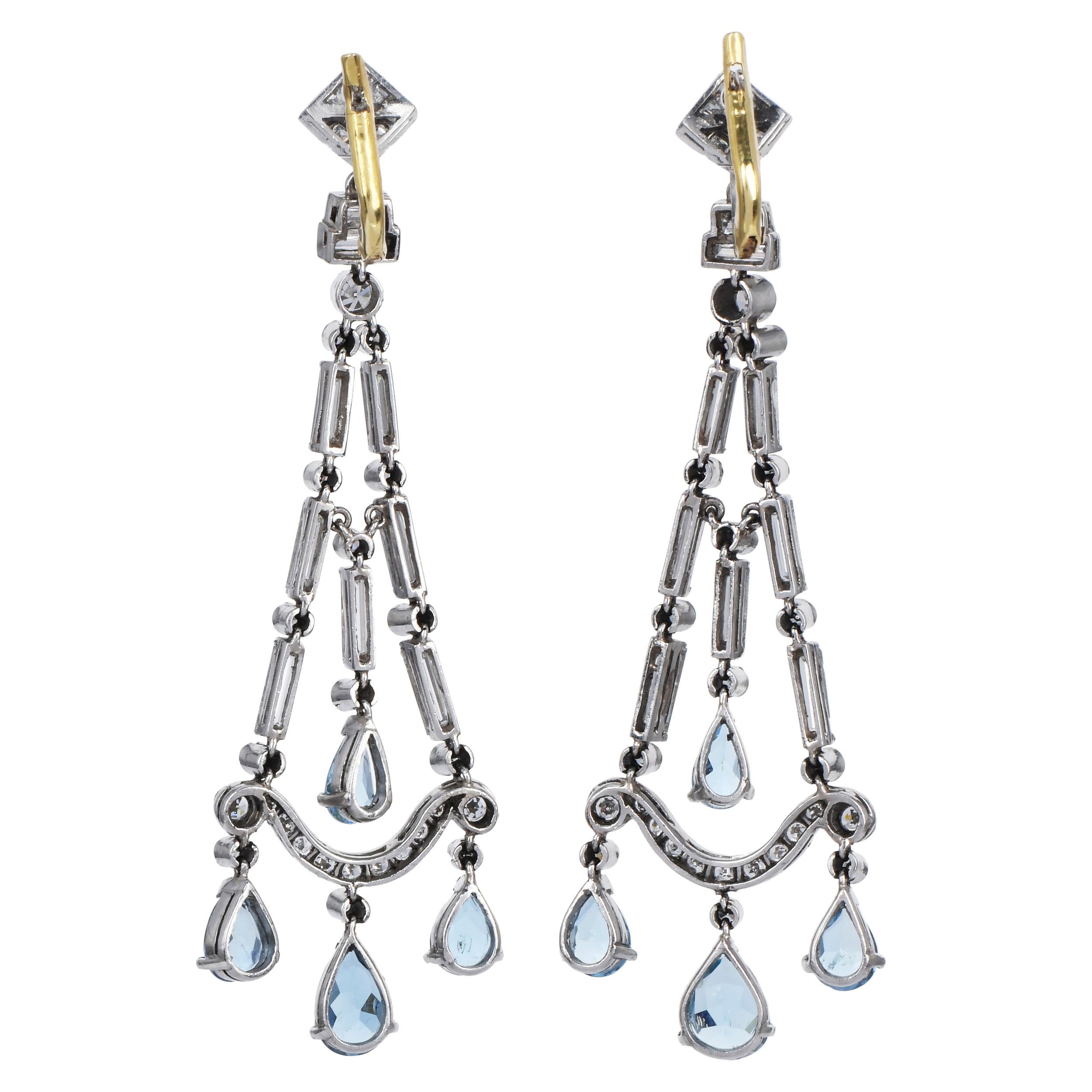 Art Déco Orecchini a lampadario in platino con acquamarina e diamanti d'epoca da 6,22 carati in vendita