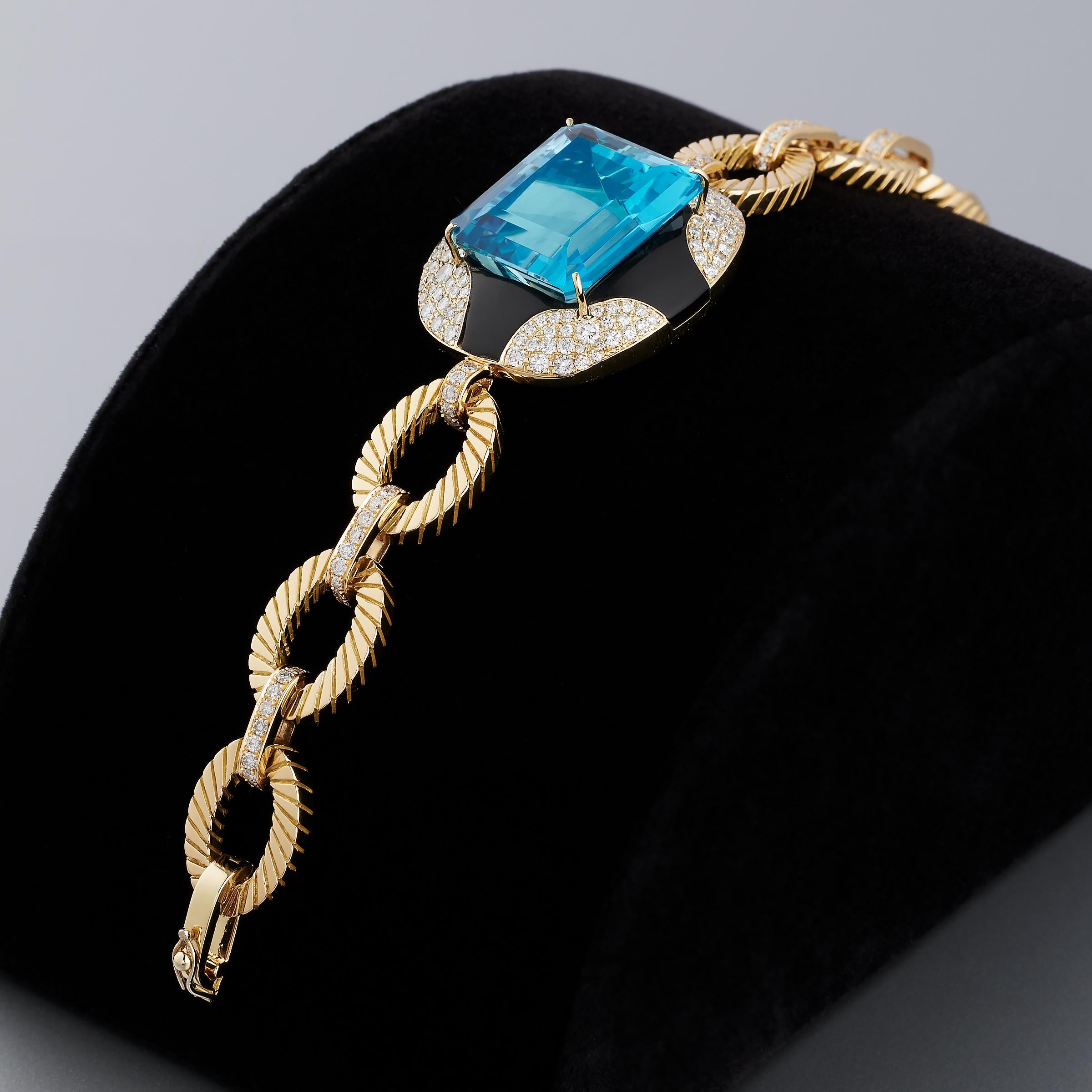 Außergewöhnliches Armband mit einem großen Aquamarin, einem Diamanten und schwarzem Onyx, das Mauboussin Paris zugeschrieben wird und in 18 Karat Gelbgold gefasst ist. Dieses beeindruckende Armband ist eine Vintage-Kreation aus den 1980er Jahren und