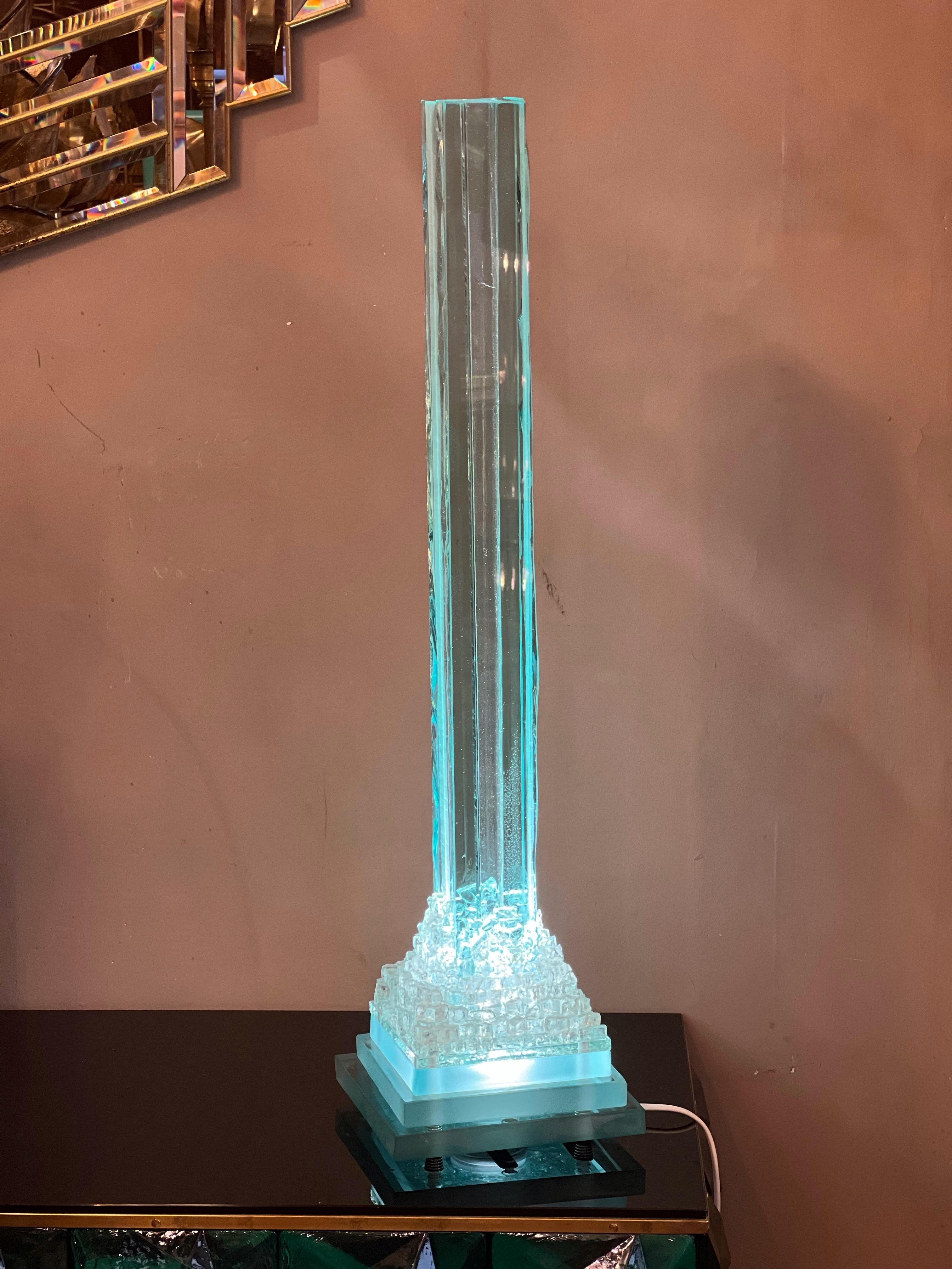 Tischlampe aus Aquamaringlas mit Menhir-Skulptur, 1950er Jahre (Moderne) im Angebot