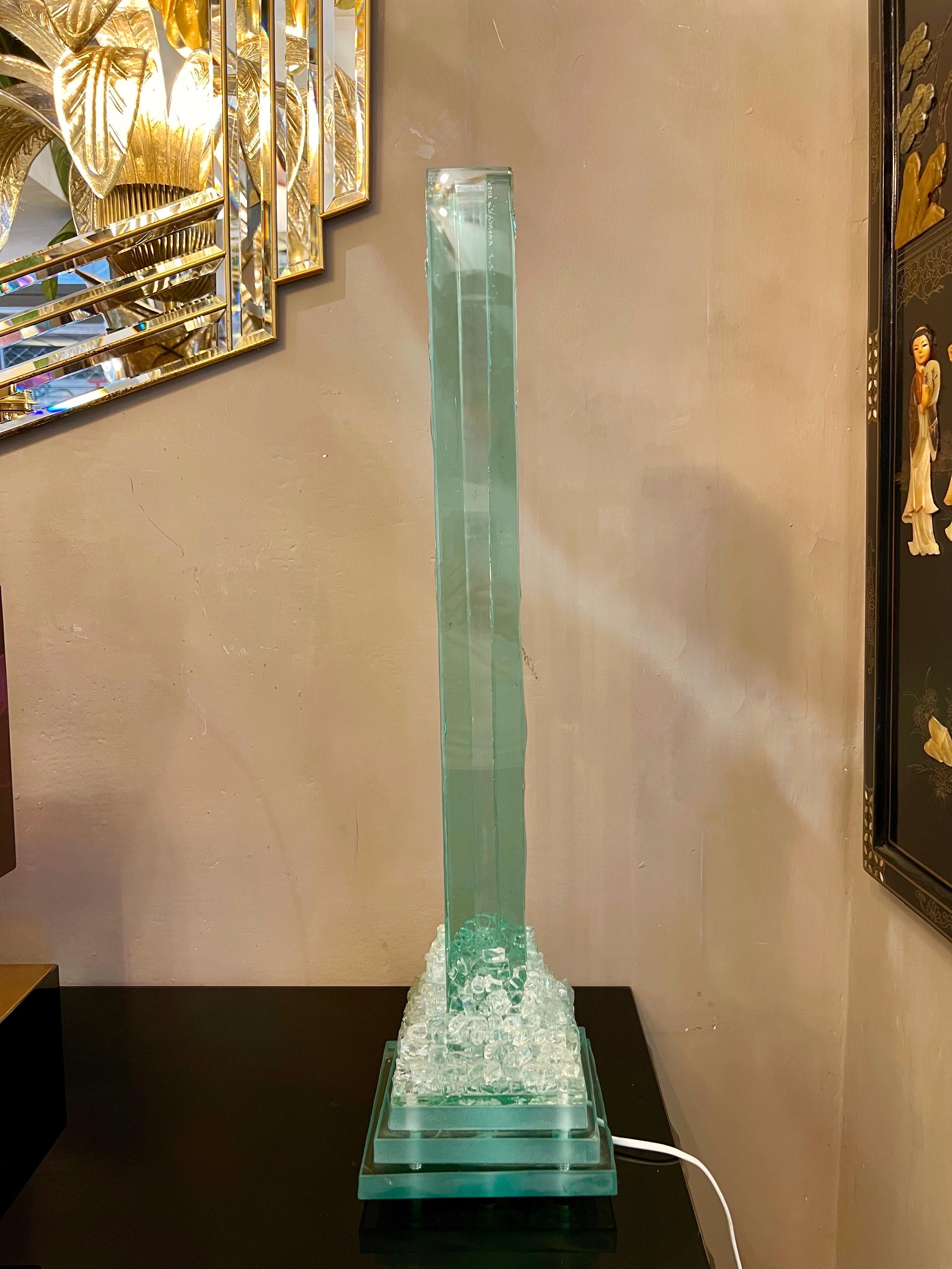 Tischlampe aus Aquamaringlas mit Menhir-Skulptur, 1950er Jahre (20. Jahrhundert) im Angebot