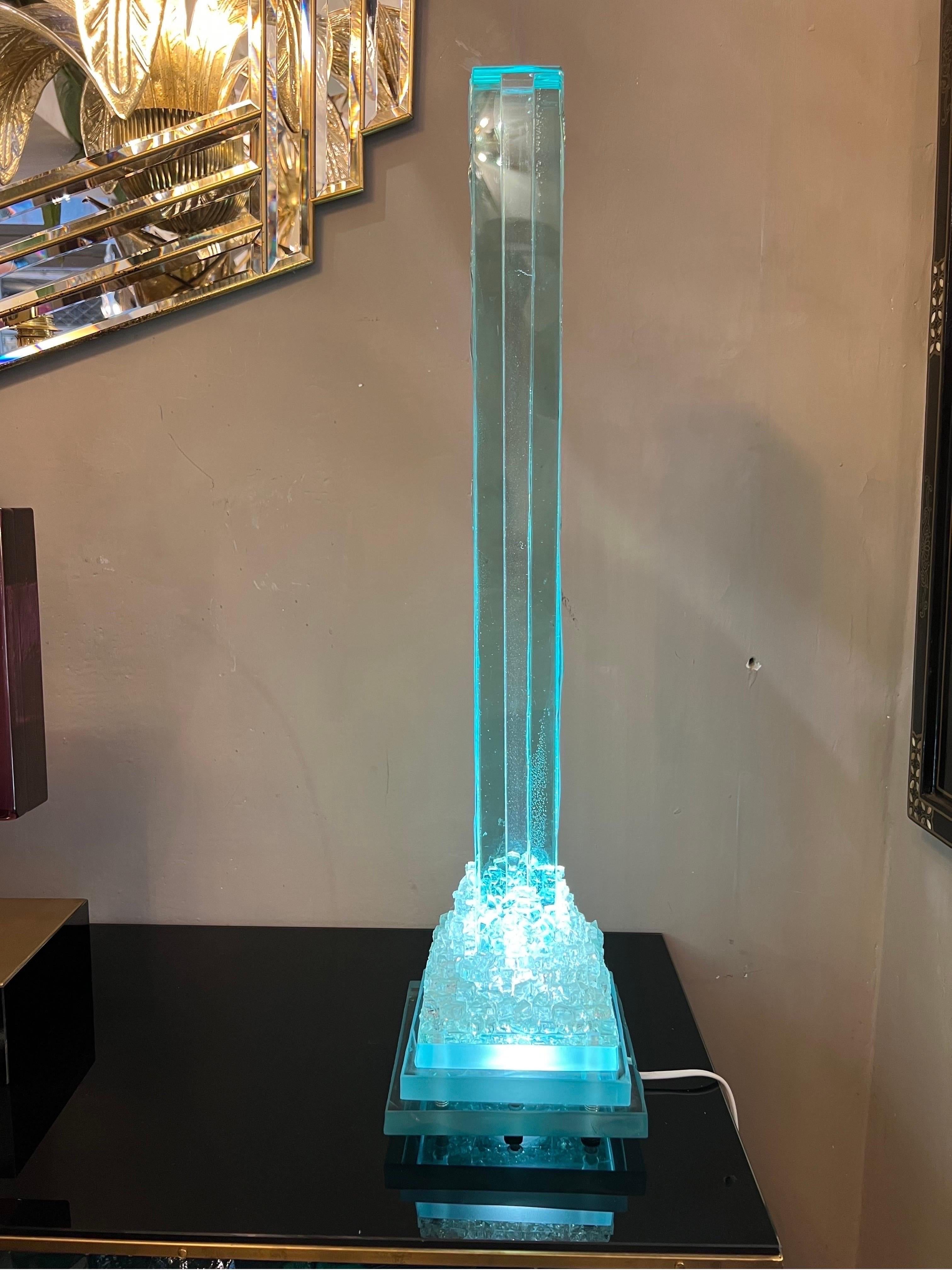 Tischlampe aus Aquamaringlas mit Menhir-Skulptur, 1950er Jahre (Glas) im Angebot