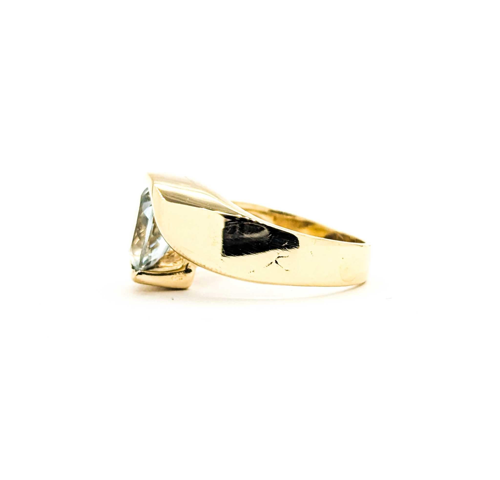 Vintage Aquamarine Ring in 14k Yellow Gold For Sale 4