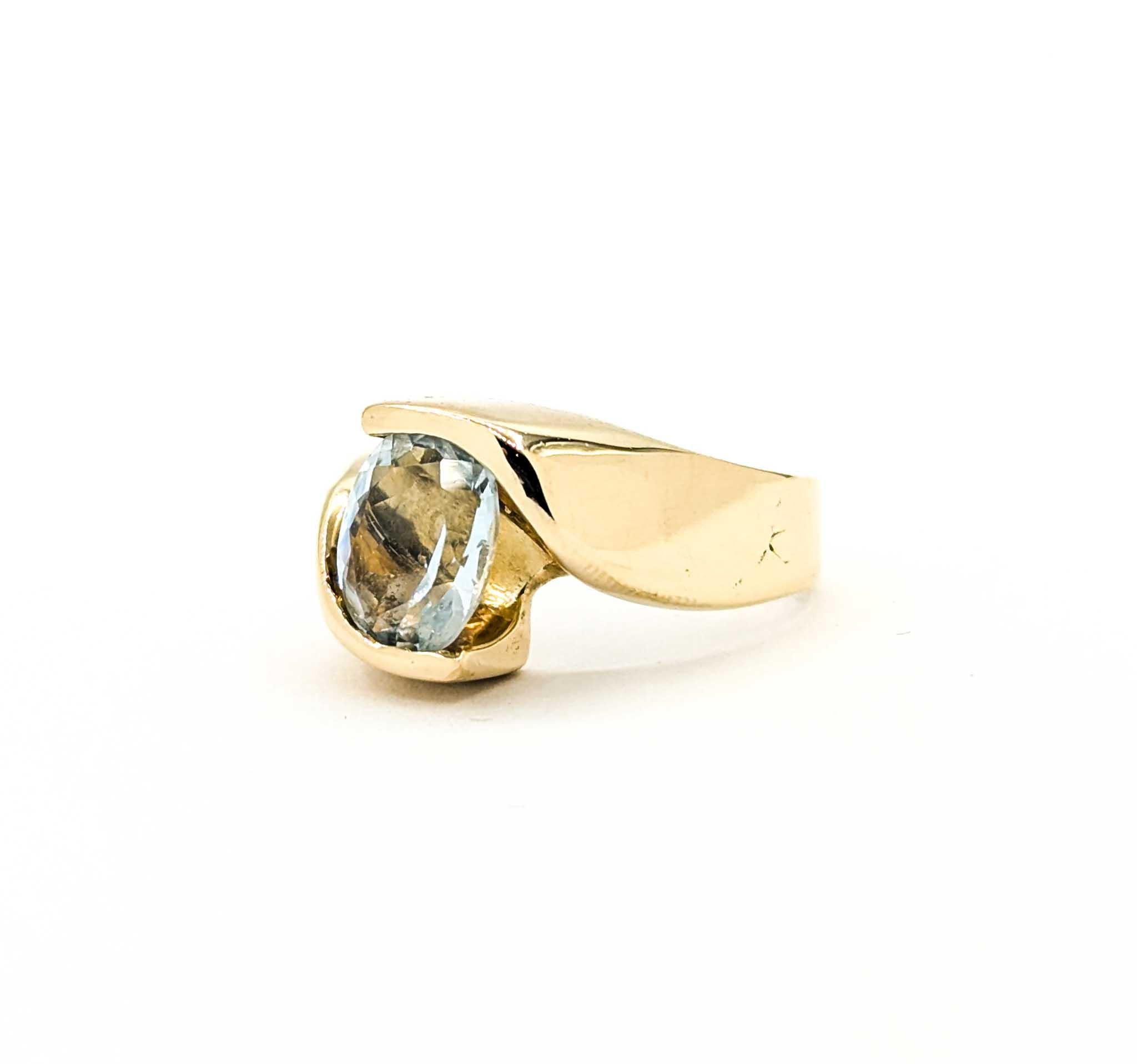 Contemporary Vintage Aquamarine Ring in 14k Yellow Gold For Sale