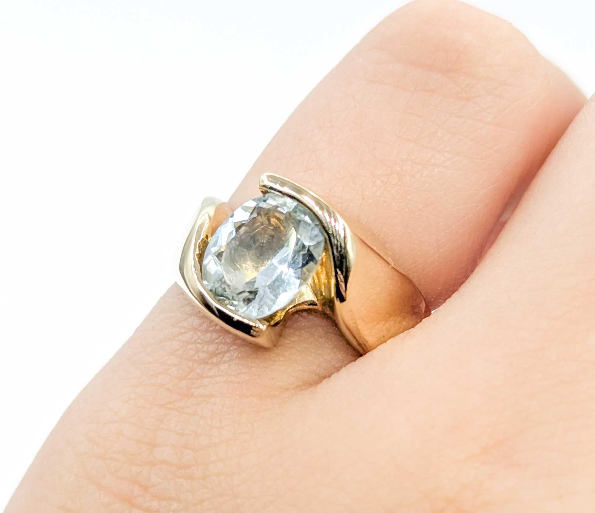 Vintage Aquamarine Ring in 14k Yellow Gold In Excellent Condition For Sale In Bloomington, MN