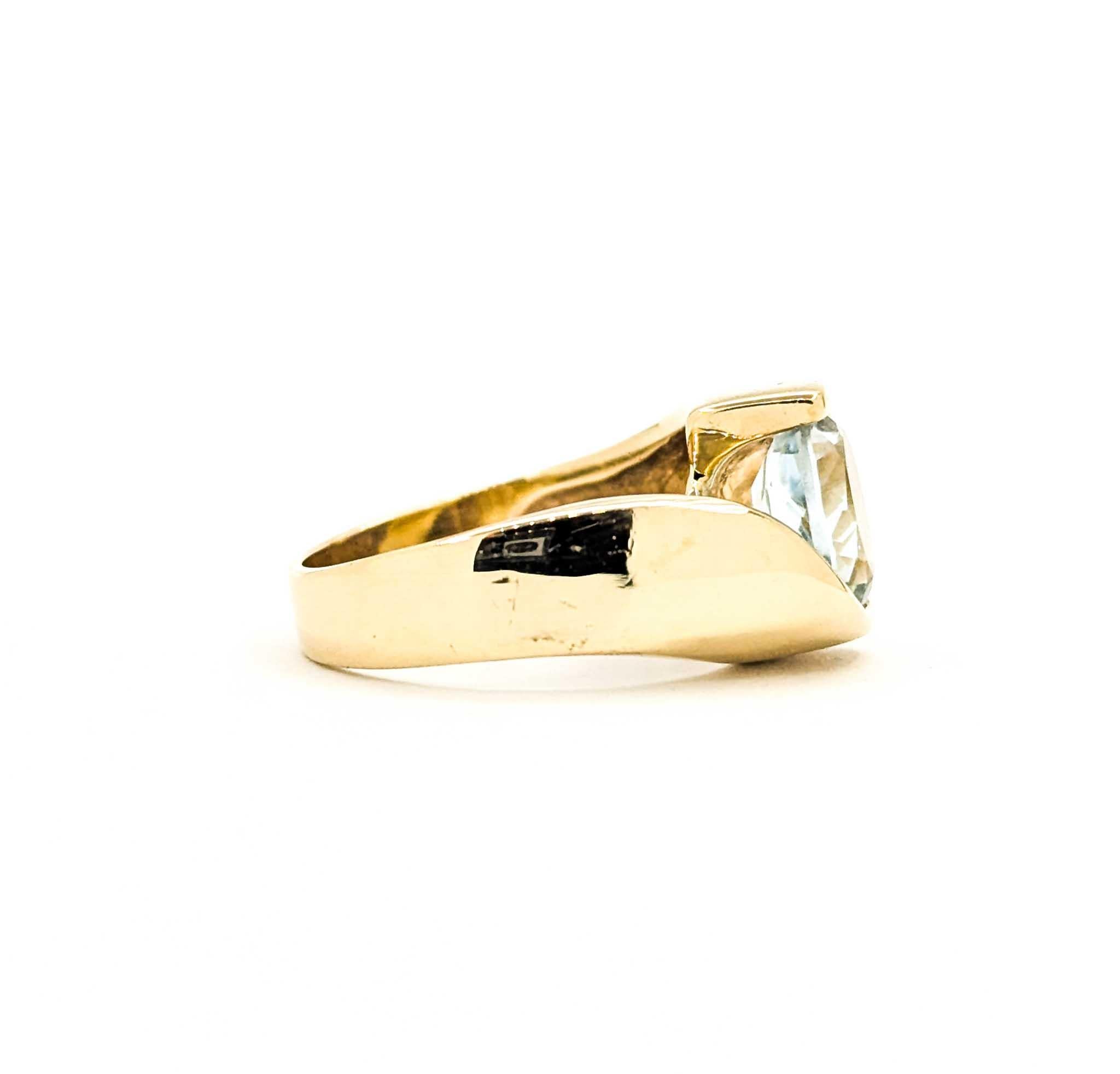 Vintage Aquamarine Ring in 14k Yellow Gold For Sale 2