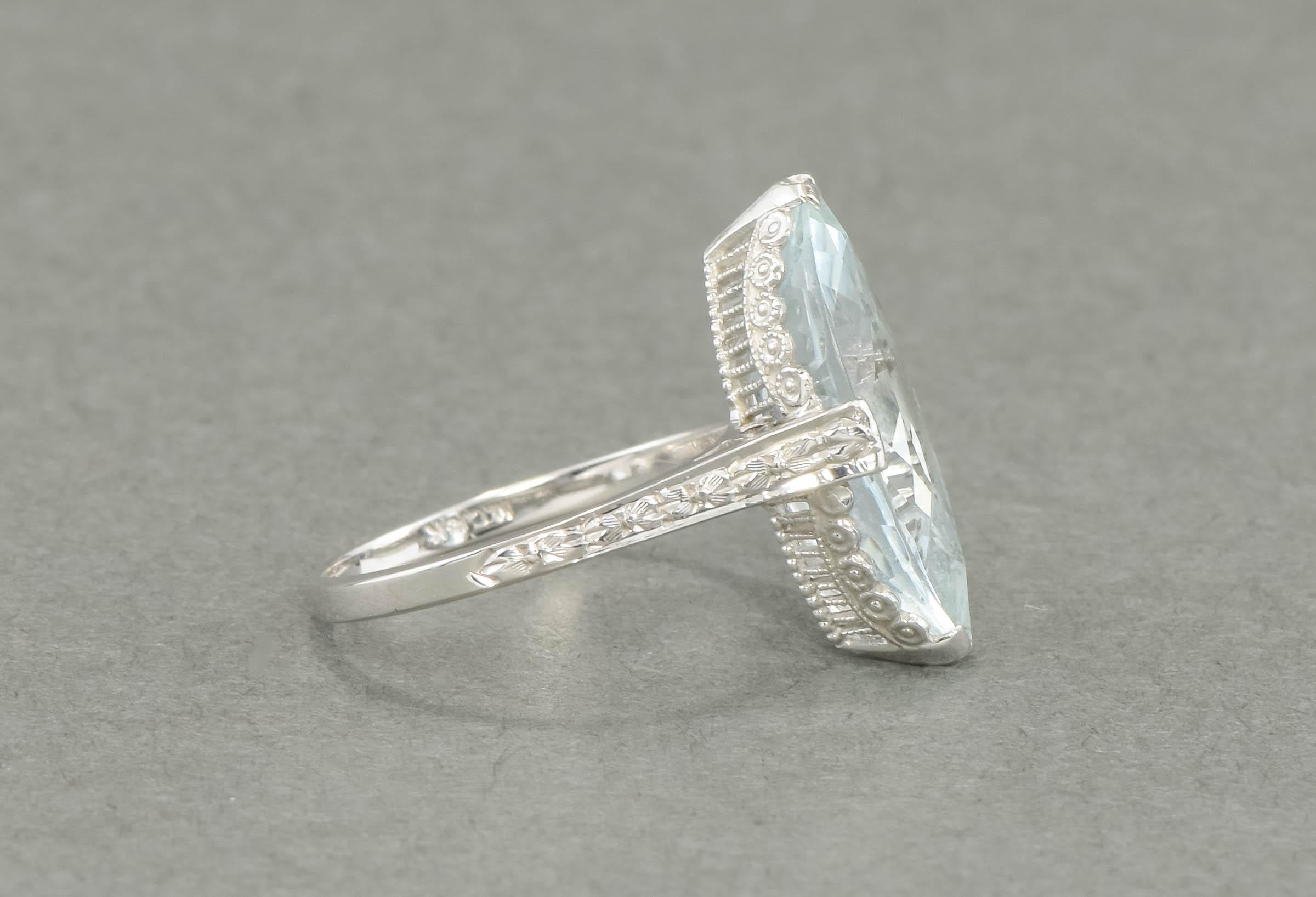 Vintage Aquamarine Ring in 18K White Gold with Filigree, approx 2.19 carats For Sale 1