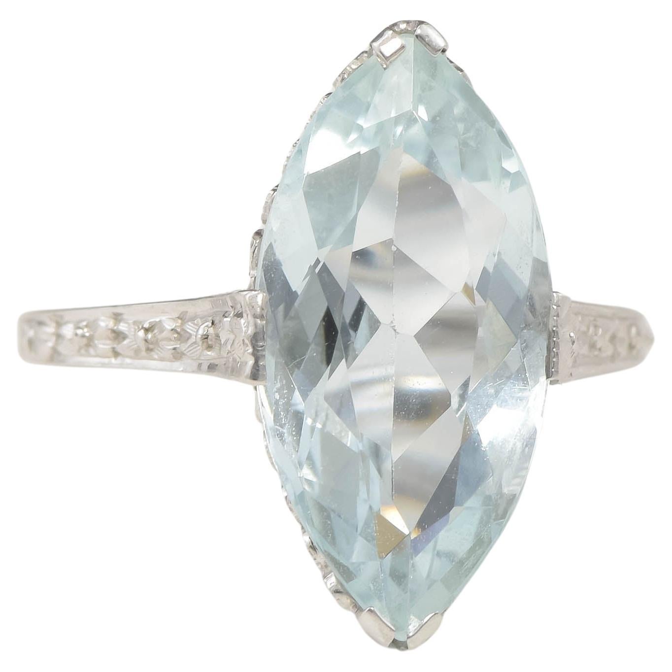 Vintage Aquamarine Ring in 18K White Gold with Filigree, approx 2.19 carats For Sale