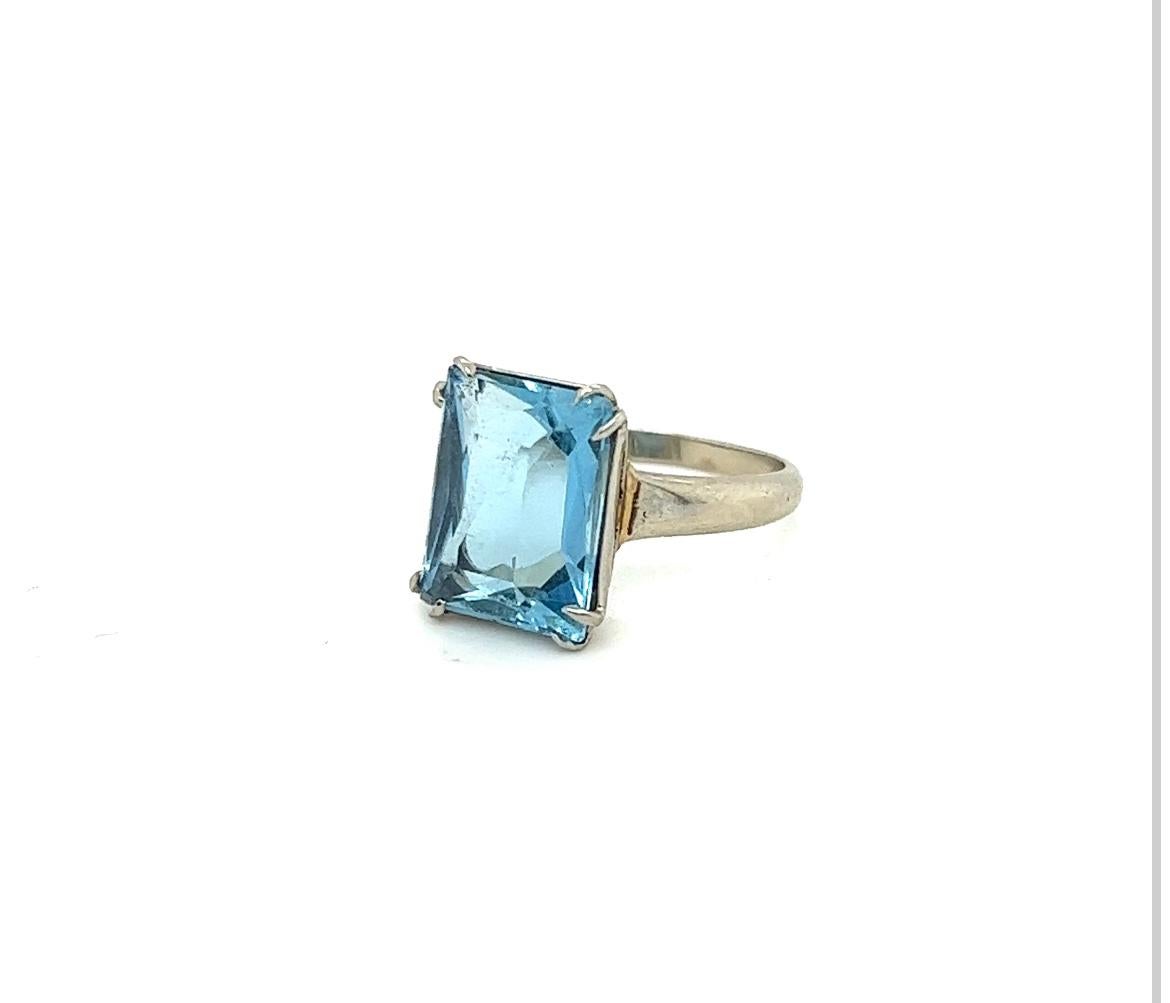 Entdecken Sie die faszinierende Anziehungskraft dieses exquisiten Aquamarins, der in einem atemberaubenden Solitärring fachmännisch in Szene gesetzt wird. Mit Präzision und Eleganz gefertigt, steht dieser rechteckige Aquamarin von 4,67 Karat im