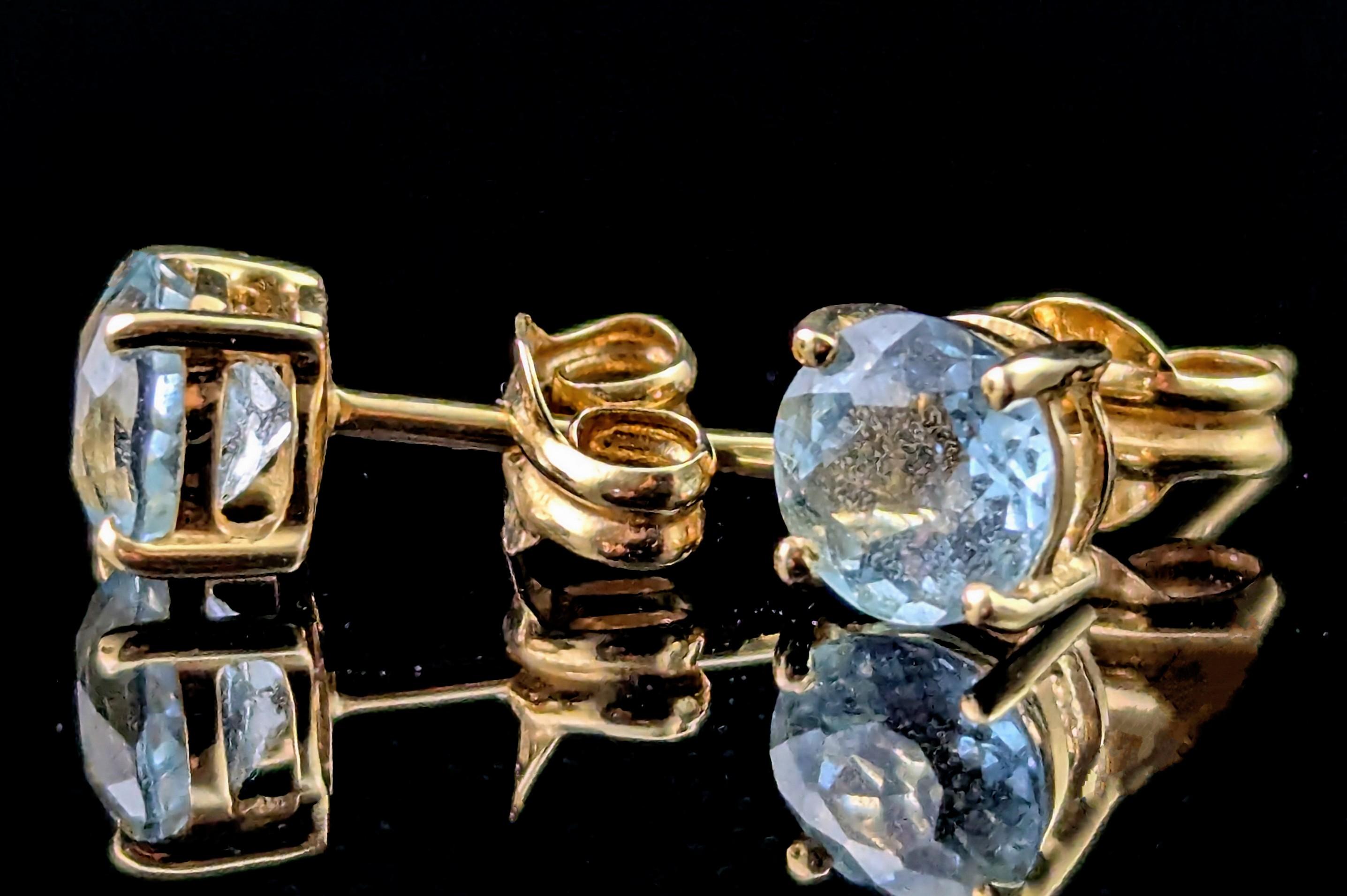 Ein atemberaubendes Paar Aquamarin-Ohrstecker im Brillantschliff.

Diese klassischen und zeitlosen Schmuckstücke heben sich mit ihren satten himmelblauen Tönen auf dem satten 18-karätigen Gelbgold besonders hervor.

Die Rückseite ist aus
