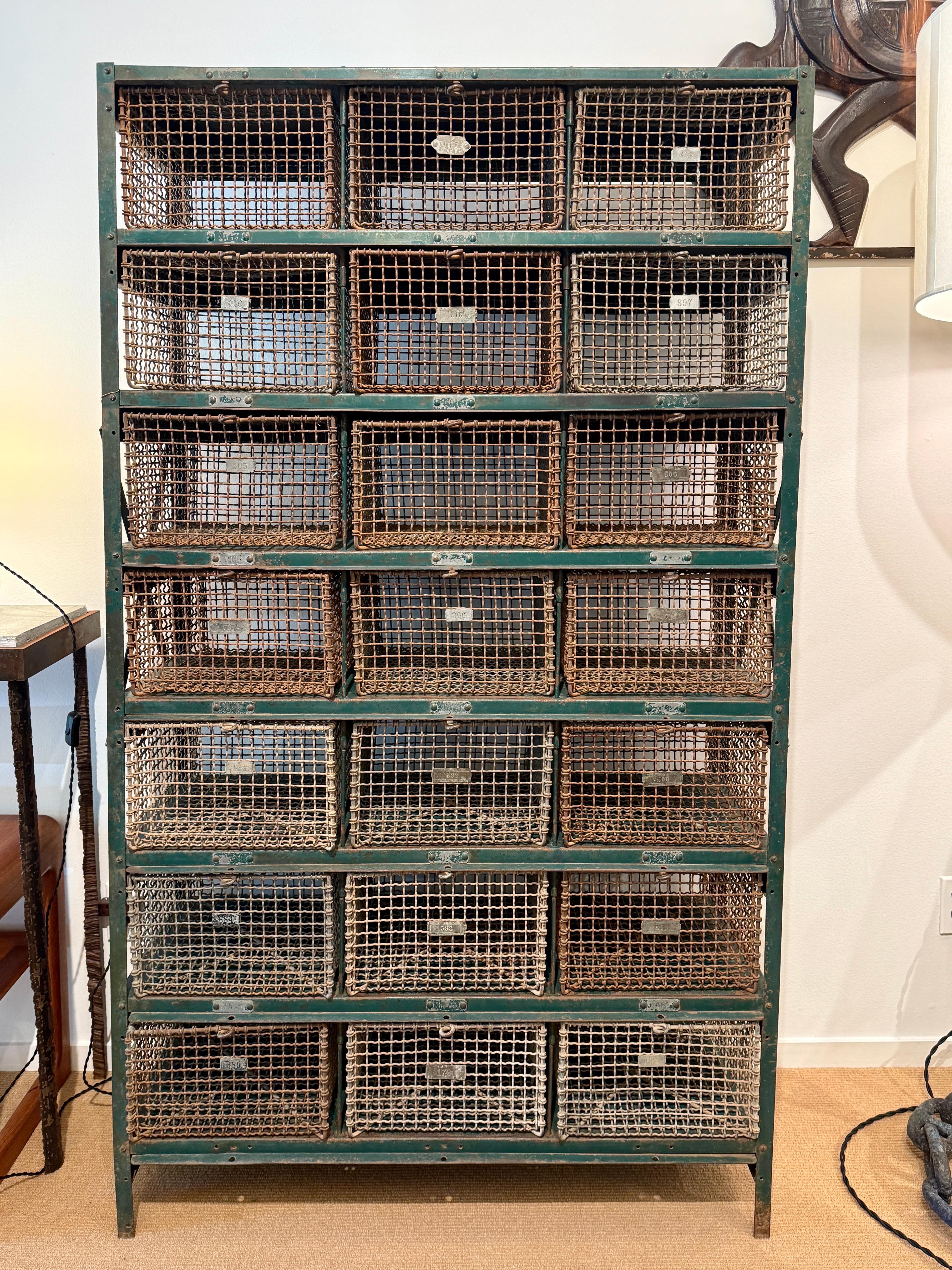 Abbiamo DUE (2) armadietti da piscina vintage che possono essere perfettamente riutilizzati per una dispensa, un foyer, un deposito di giocattoli per bambini, un deposito di scarpe, ecc.  21 armadietti a gabbia in rete tutti originali all'interno di