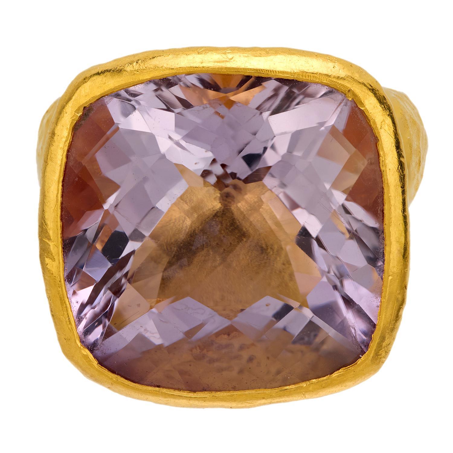 Vintage ARA 24 carat kunzite 24k gold hammered ring In Good Condition For Sale In Beverly Hills, CA