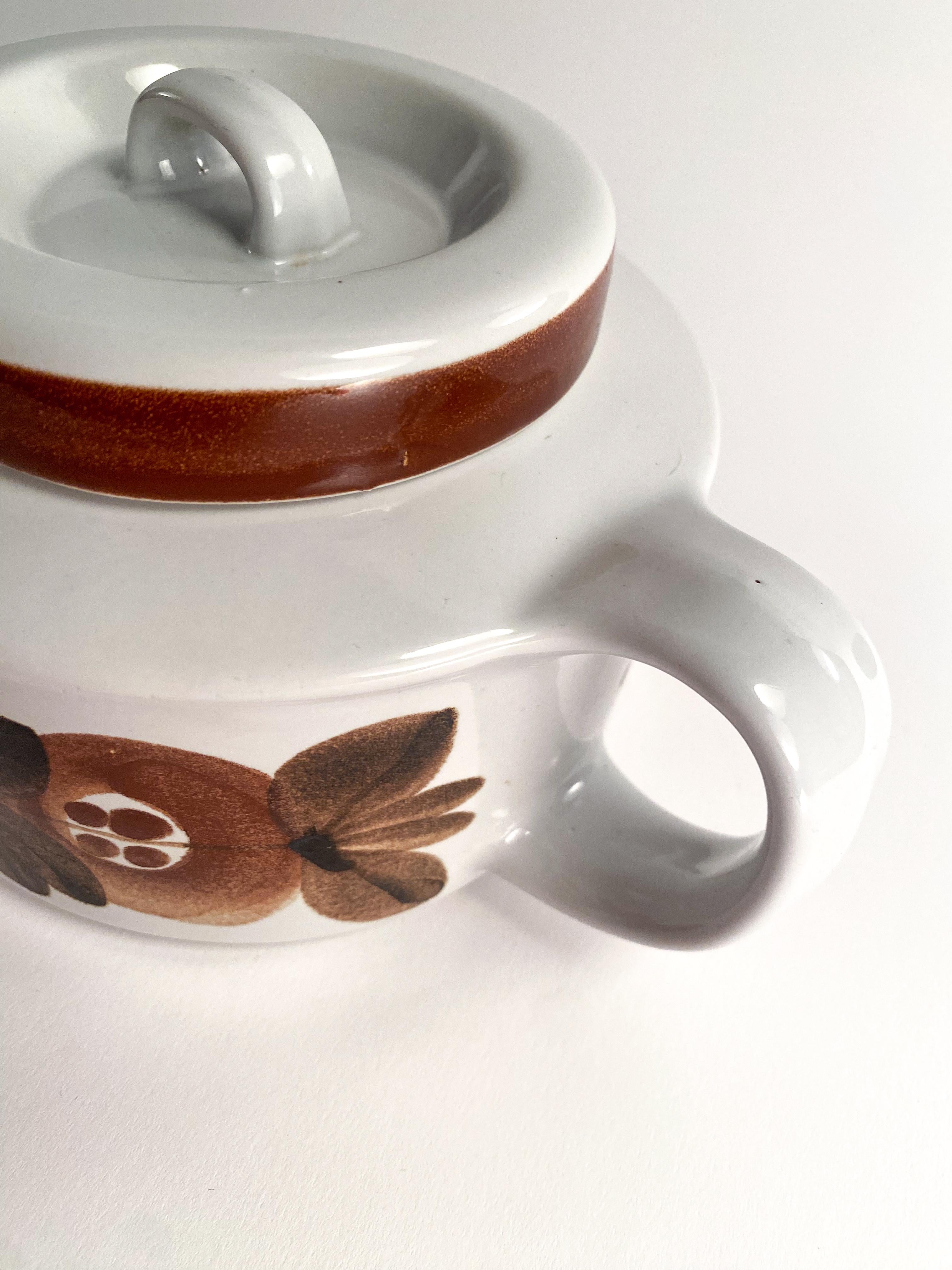 beautiful tea pot by Ulla Procope for Arabia of Finland.  Thyme decor.