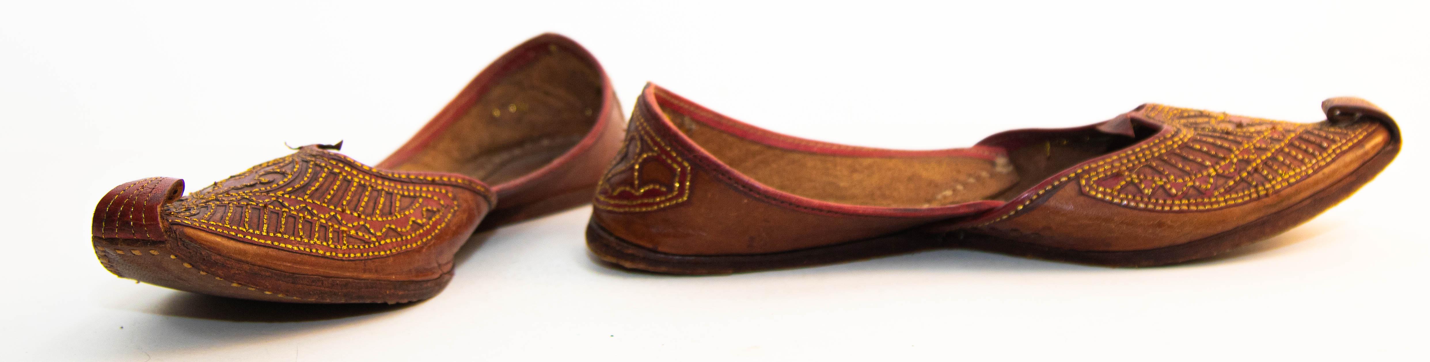 Vintage Arabian Mughal Leather Shoes with Gold Embroidered Curled Toe For Sale 2