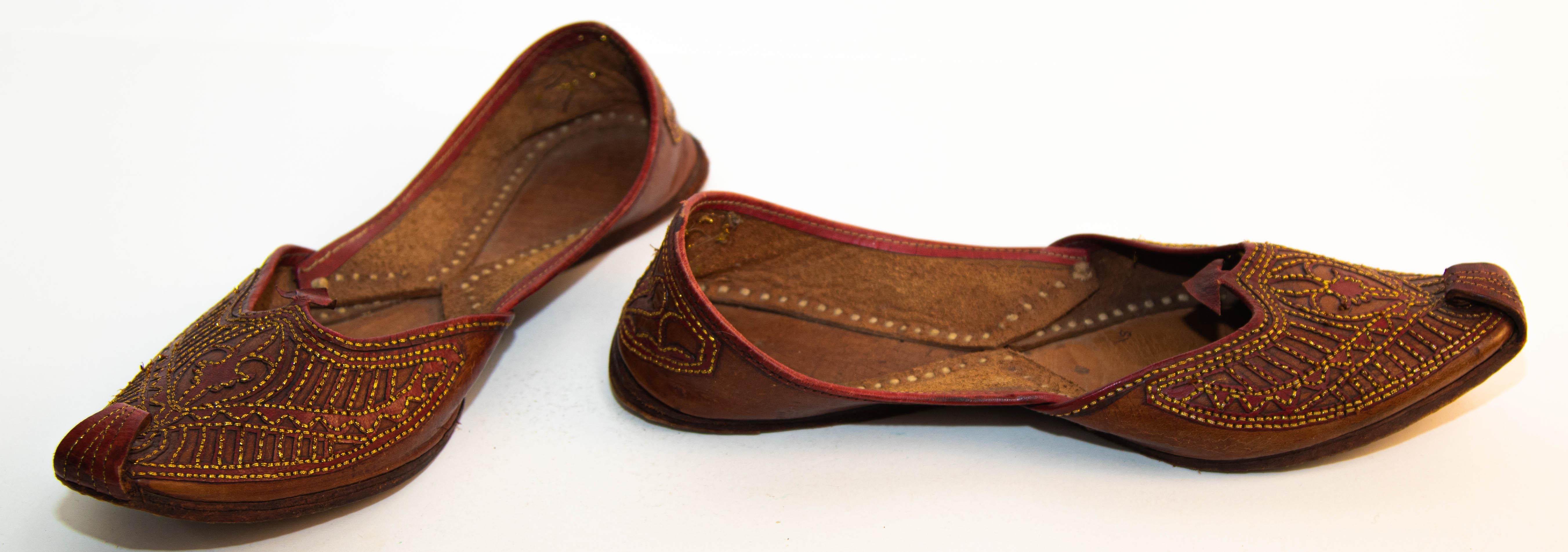 Chaussures marocaines vintage en cuir moghol avec bout bouclé brodé d'or en vente 7