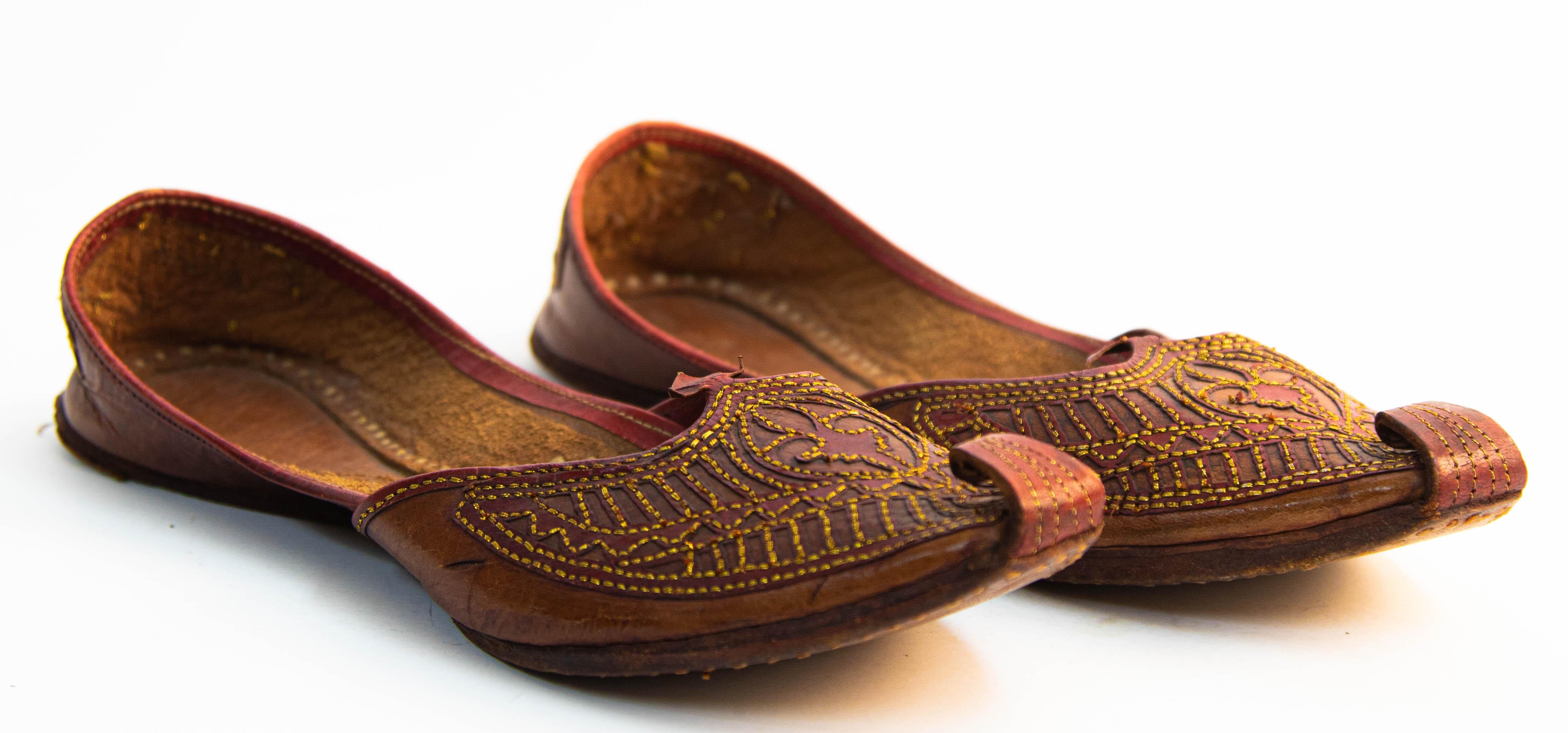 Chaussures marocaines vintage en cuir moghol avec bout bouclé brodé d'or en vente 10