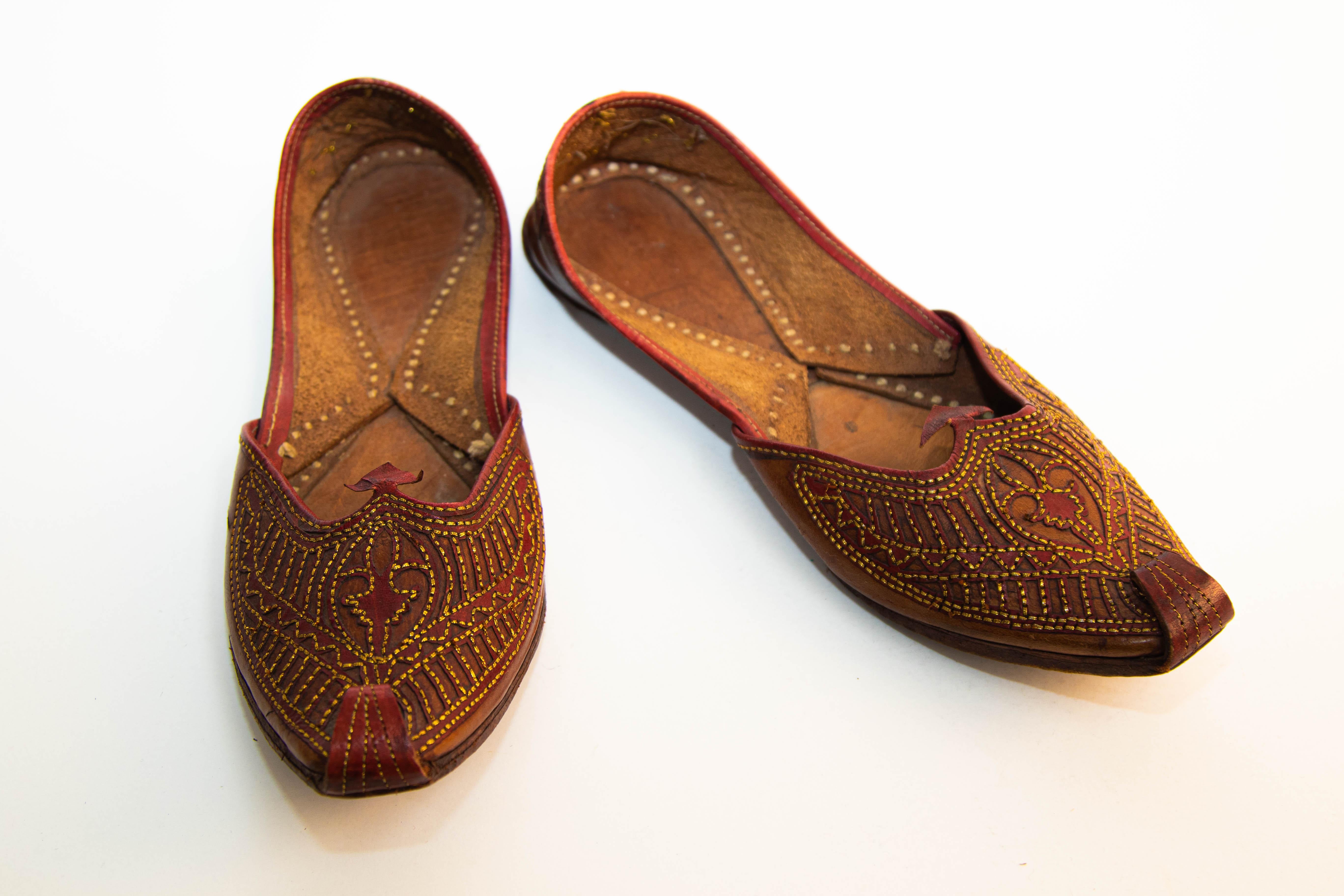 Marron Chaussures marocaines vintage en cuir moghol avec bout bouclé brodé d'or en vente