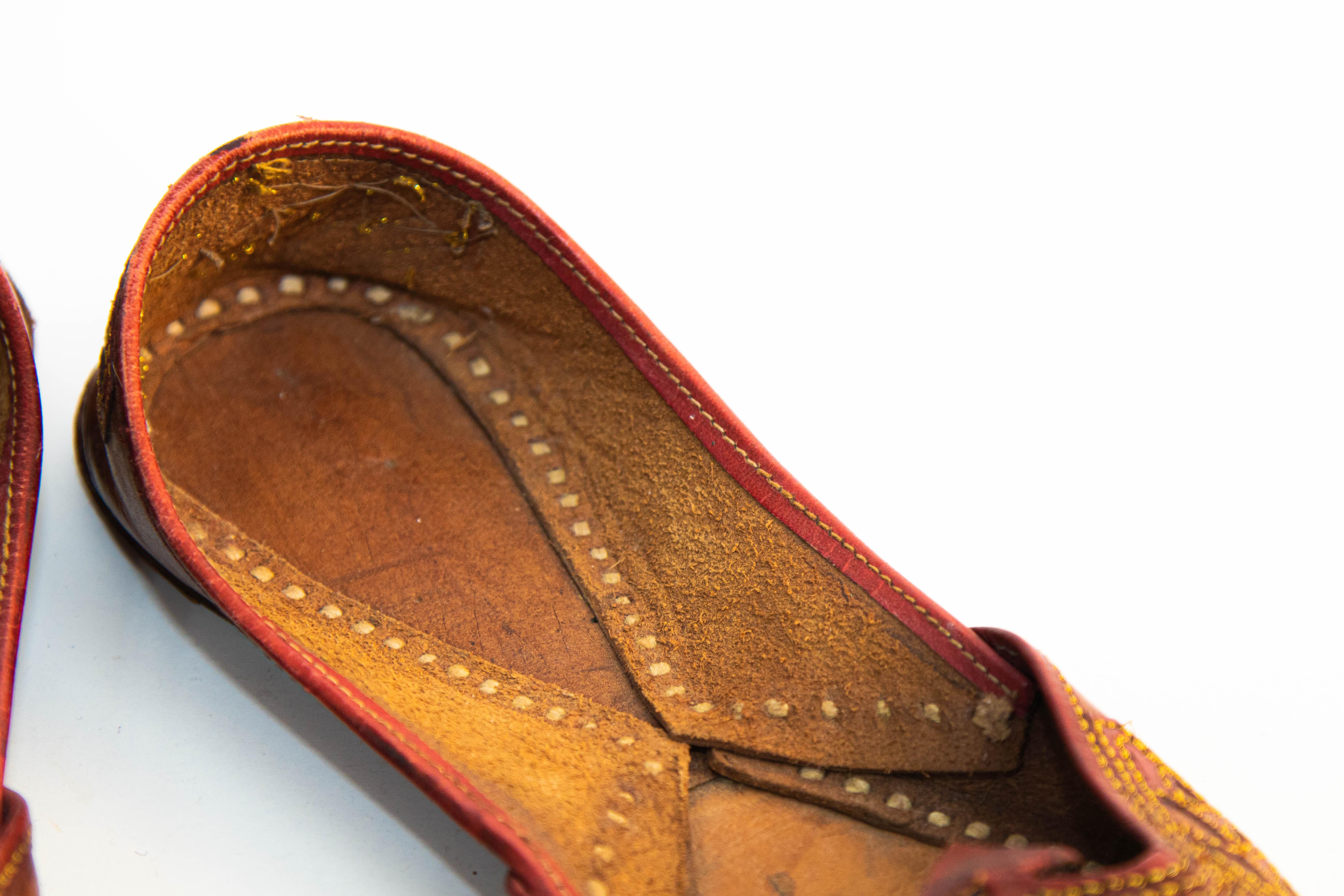 Chaussures marocaines vintage en cuir moghol avec bout bouclé brodé d'or Unisexe en vente