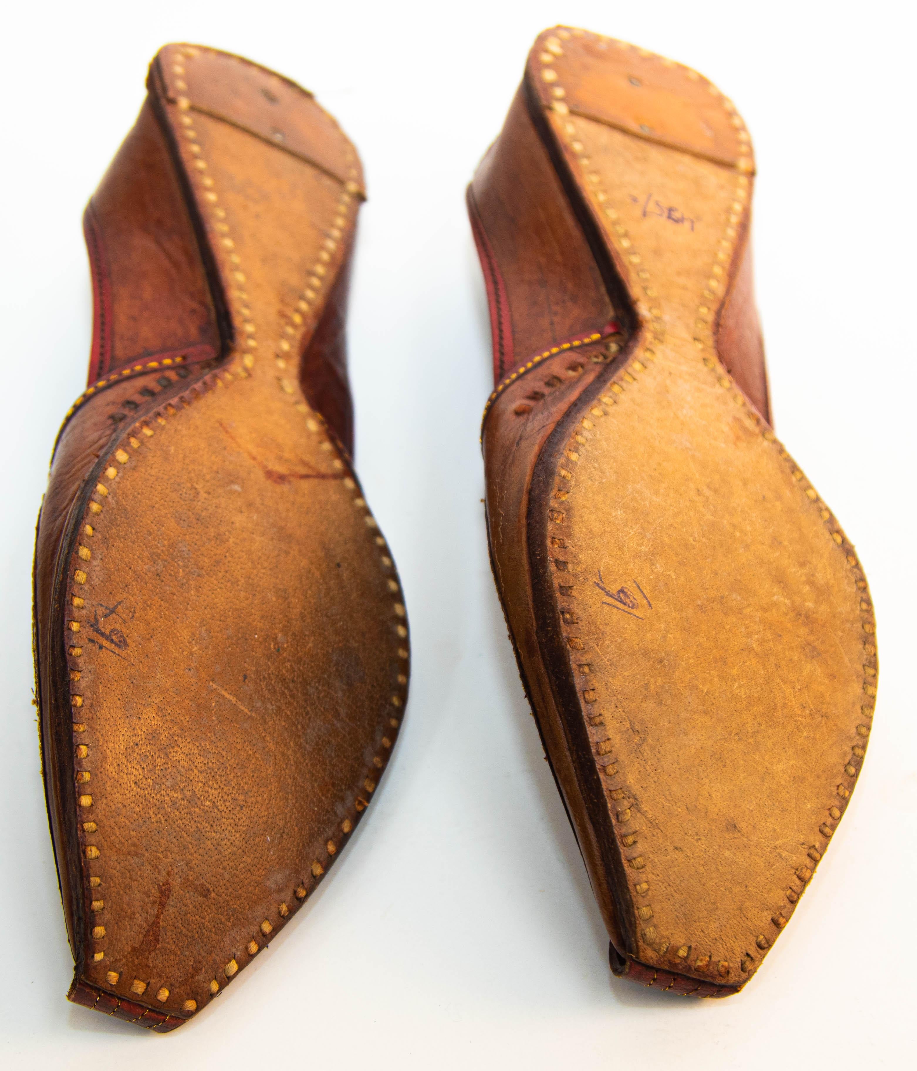 Vintage Arabian Mughal Leather Shoes with Gold Embroidered Curled Toe In Good Condition For Sale In North Hollywood, CA