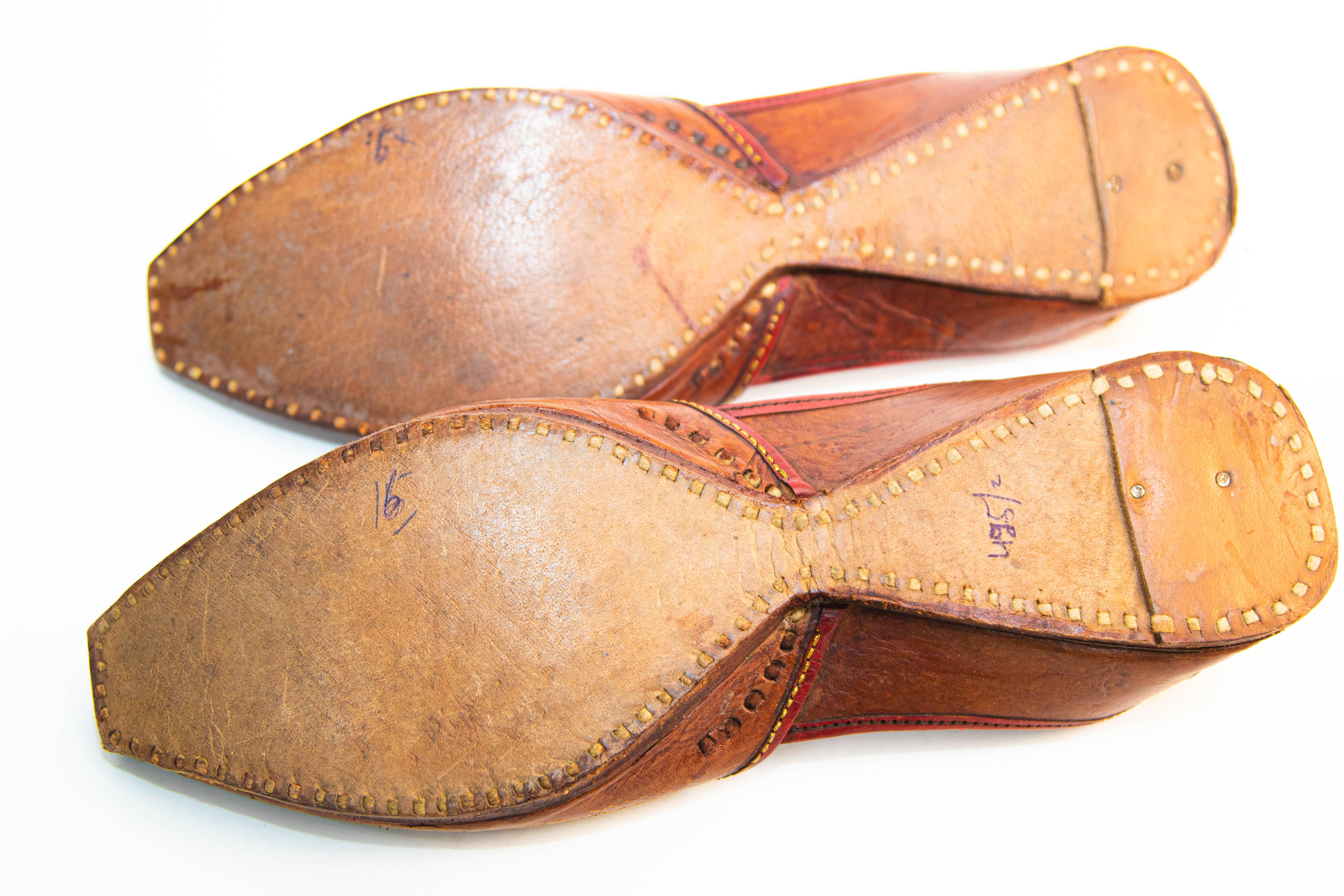 Chaussures marocaines vintage en cuir moghol avec bout bouclé brodé d'or en vente 3