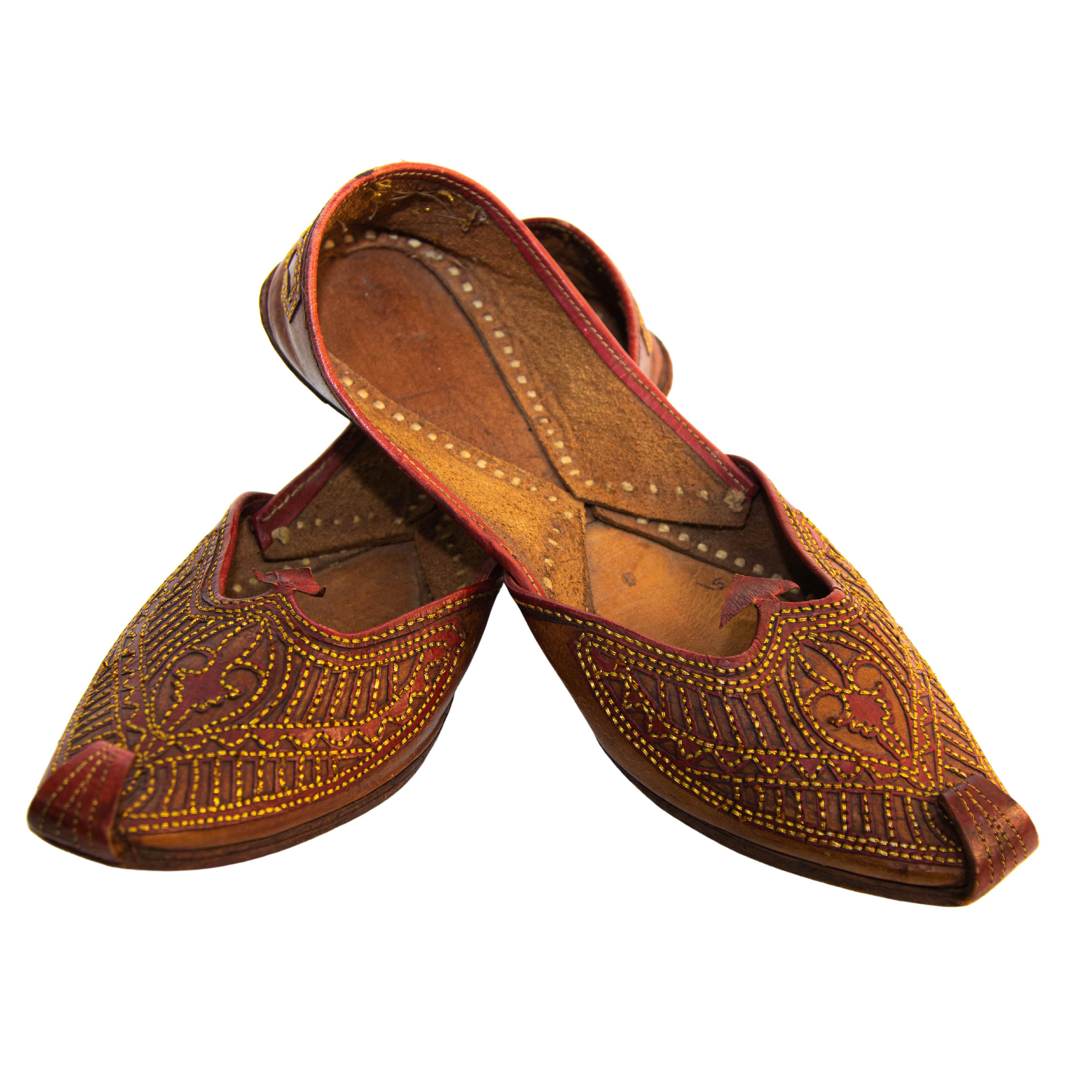 Chaussures marocaines vintage en cuir moghol avec bout bouclé brodé d'or en vente