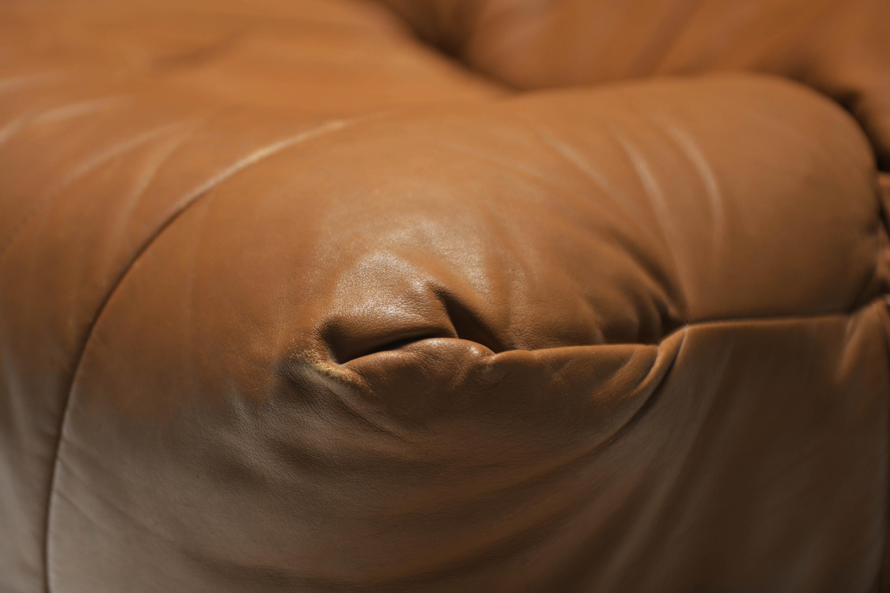 Vintage Aralia sofa in original cognac leather by Michel Ducaroy for Ligne Roset In Good Condition In Buggenhout, Oost-Vlaanderen
