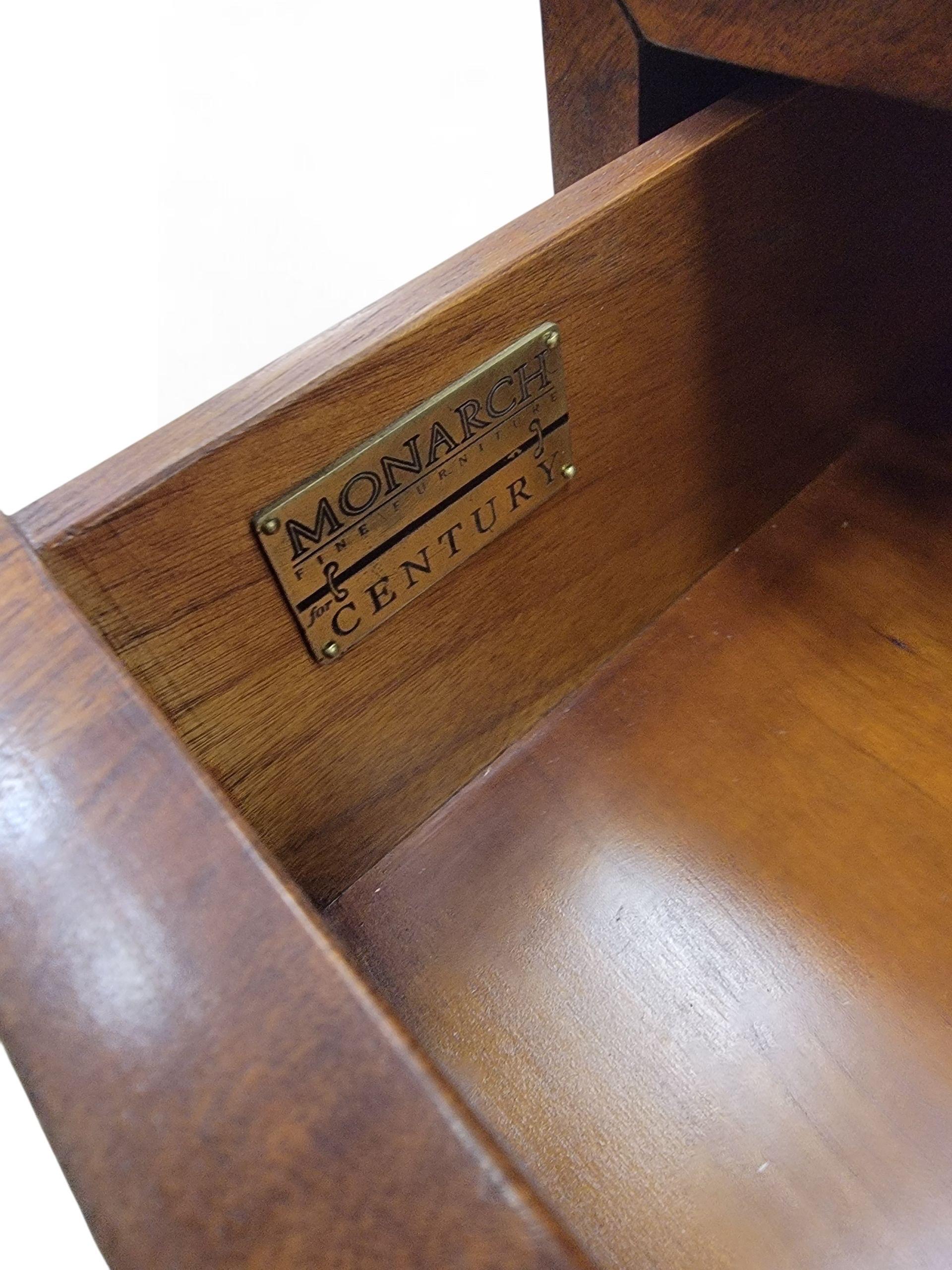 Comò d'epoca ad arco in radica di noce con piano in marmo Monarch Furniture per Century Furniture 2 in vendita 3