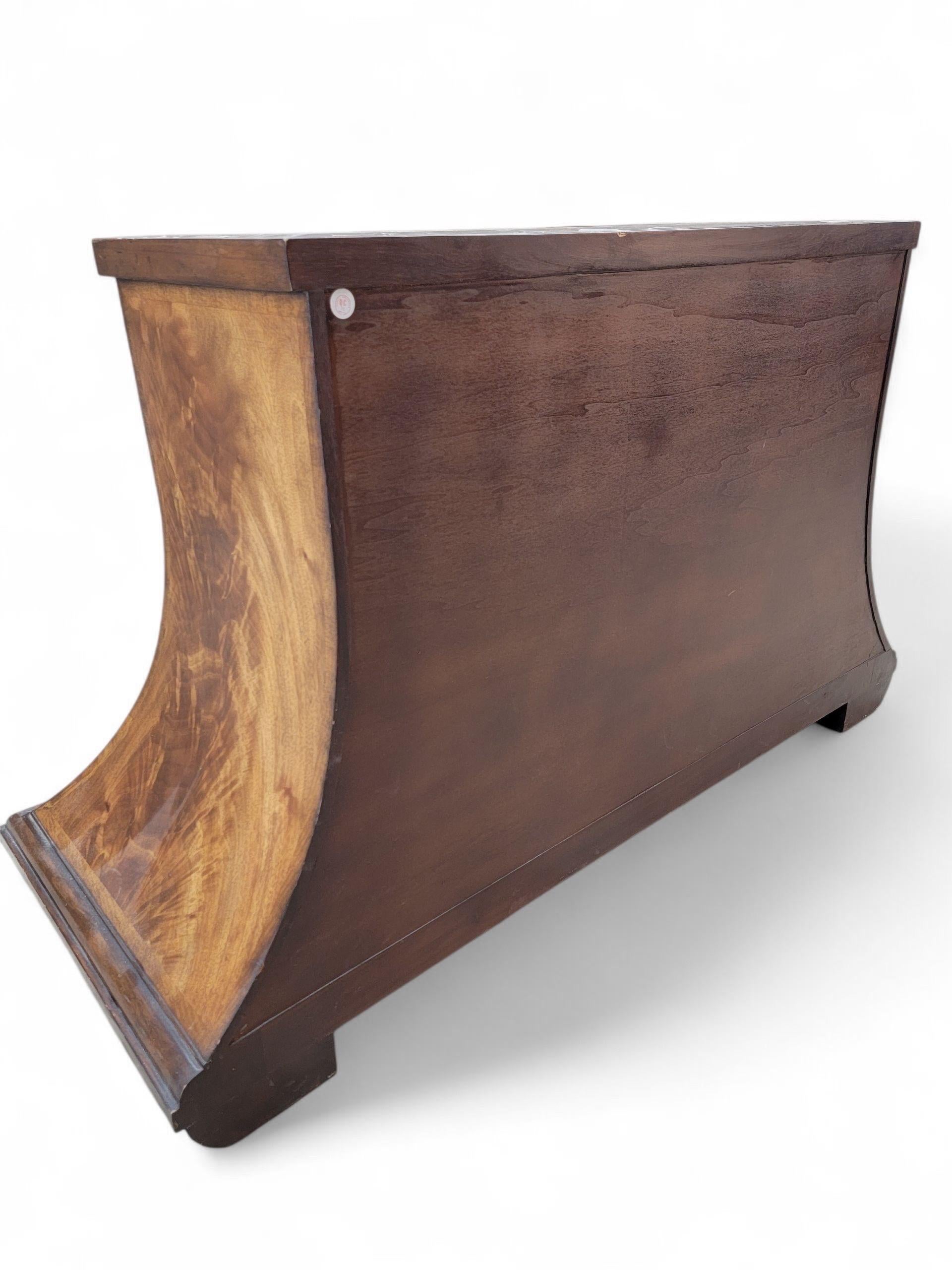 Comò d'epoca ad arco in radica di noce con piano in marmo Monarch Furniture per Century Furniture 2 in vendita 8