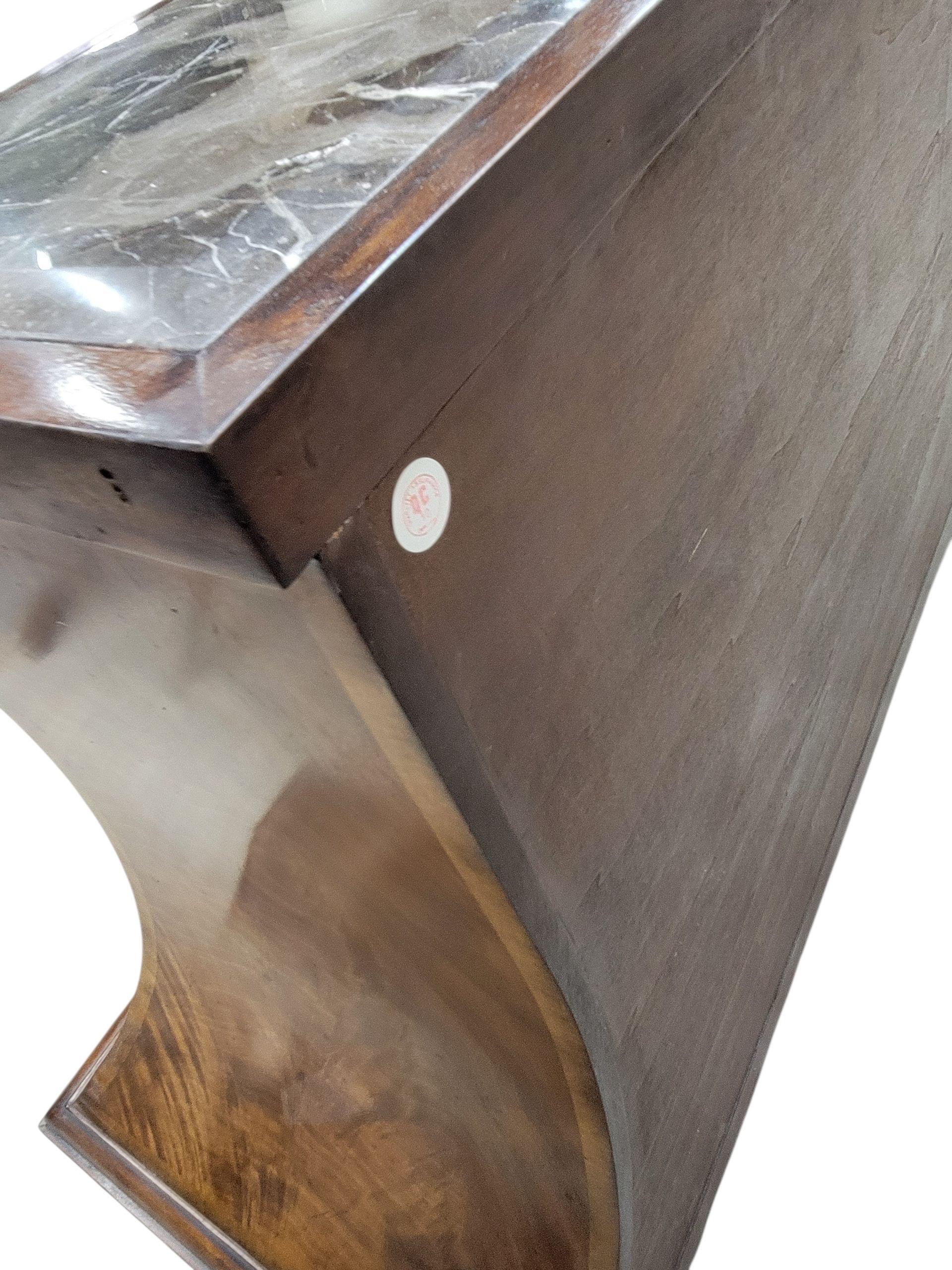 Americano Comò d'epoca ad arco in radica di noce con piano in marmo Monarch Furniture per Century Furniture 2 in vendita