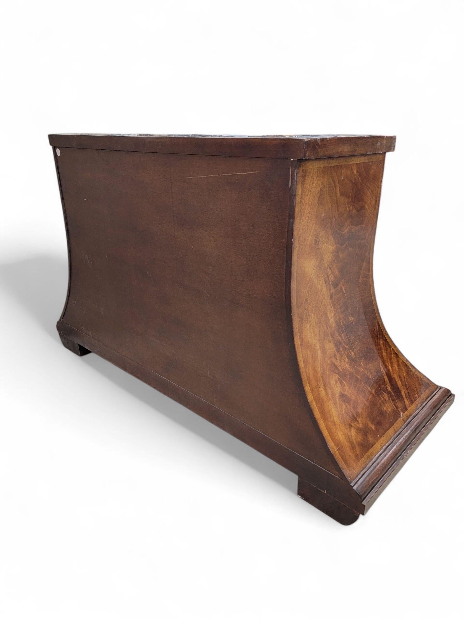 XX secolo Comò d'epoca ad arco in radica di noce con piano in marmo Monarch Furniture per Century Furniture 2 in vendita